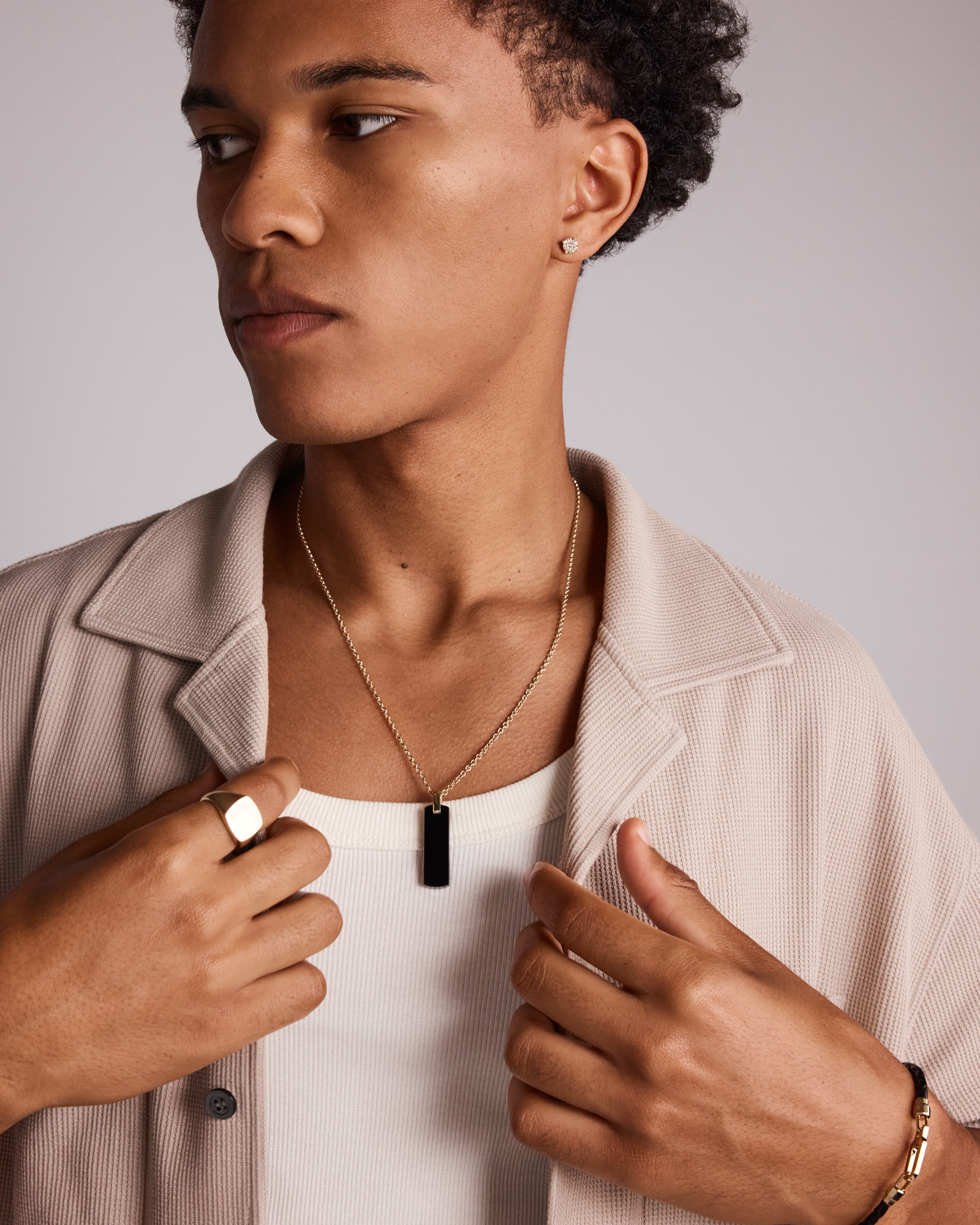 Pendentif rectangulaire pour hommes en onyx sur chaîne Rolo en or jaune 10kt