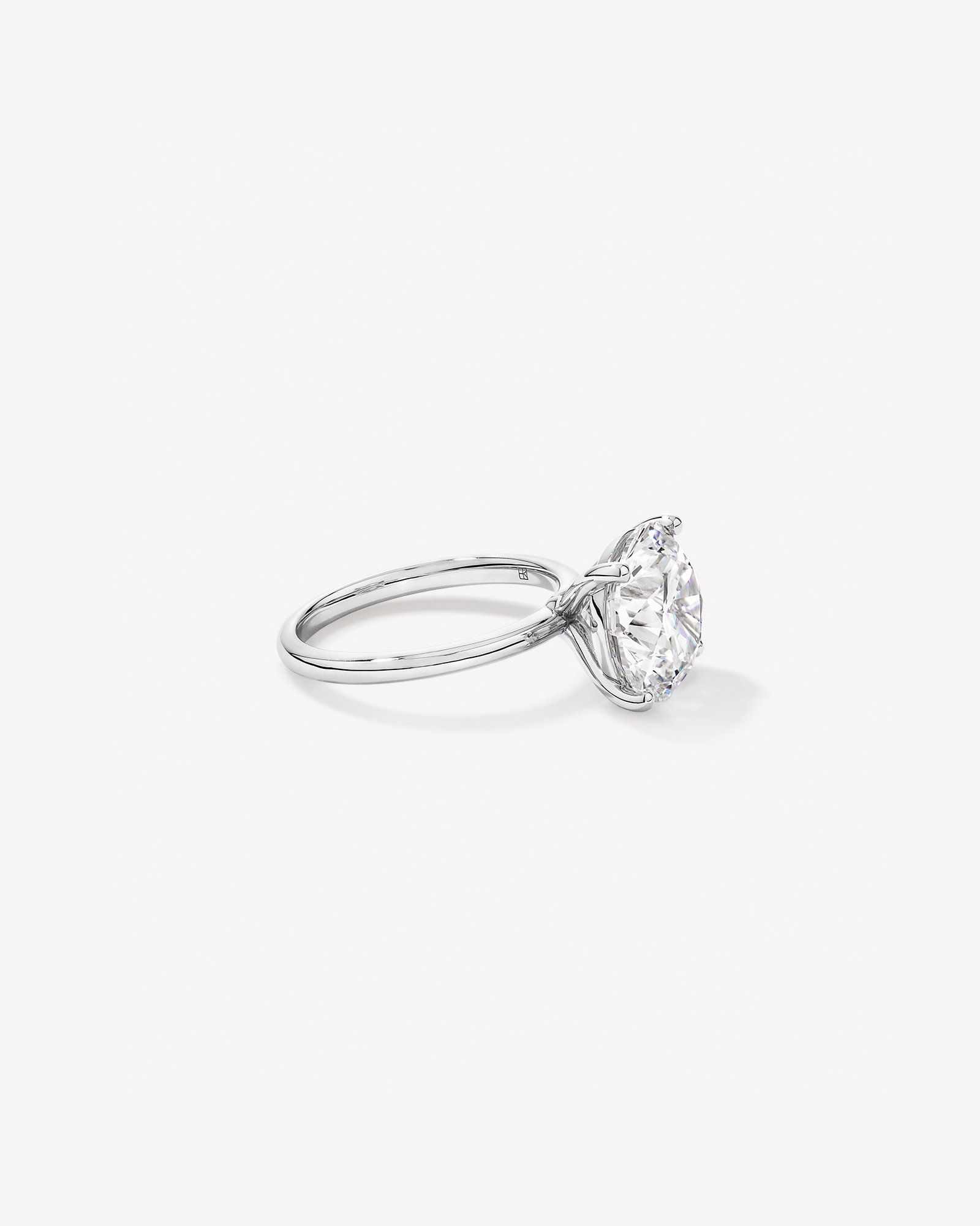 Bague de fiançailles solitaire en platine, sertie d'un diamant rond brillant 6,00 carats (poids total) synthèse
