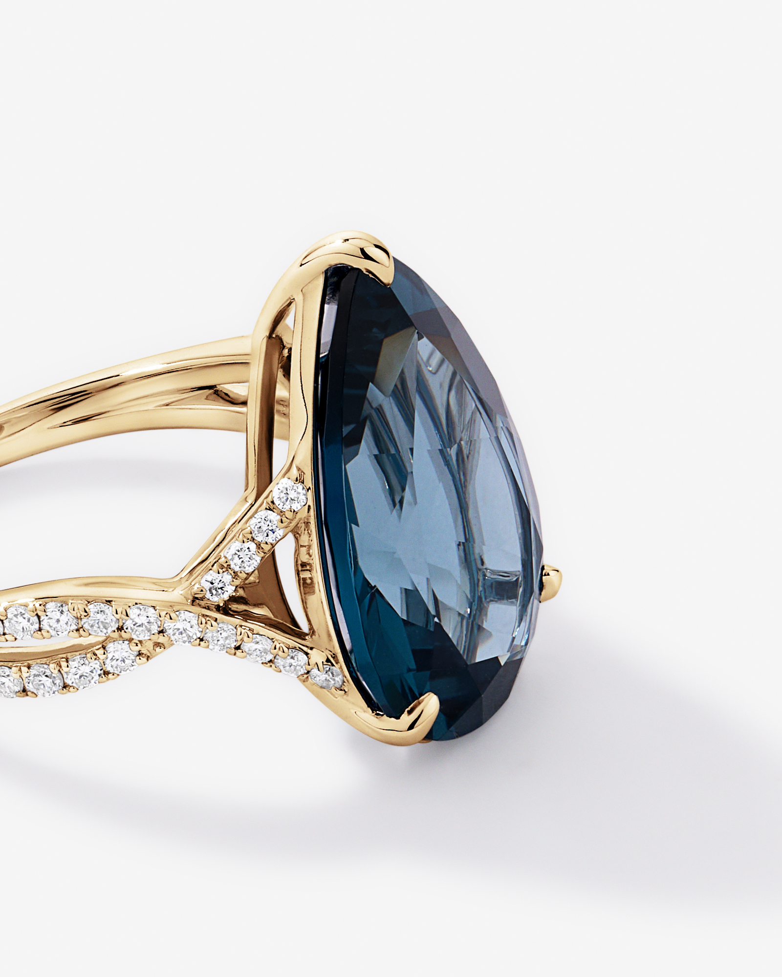 Bague torsadée en diamant London Turtle Cut poire & 0,28 carat TW or jaune 10 carats