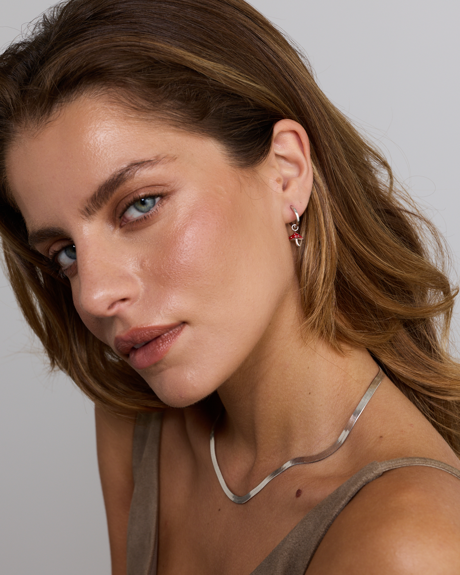 Charme de boucle d’oreille champignon rouge en argent sterling