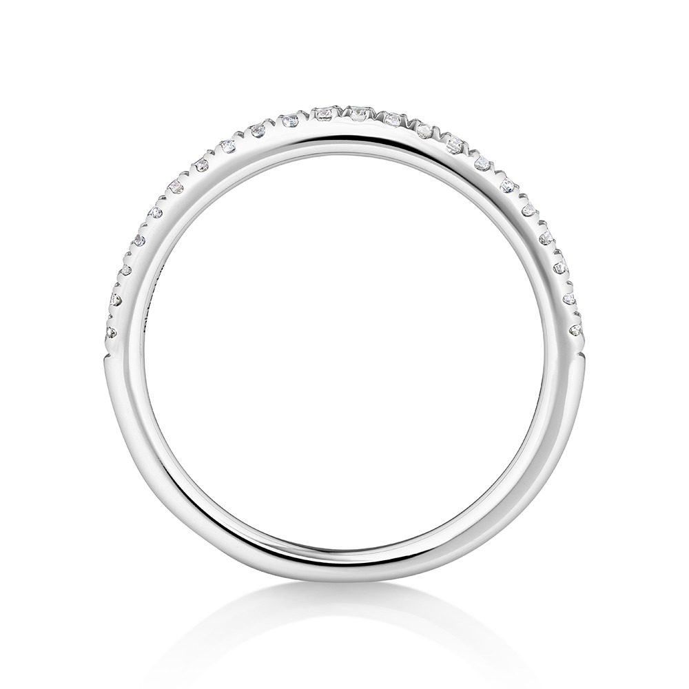 Alliance en or blanc 14 K avec diamants totalisant 0,20 ct