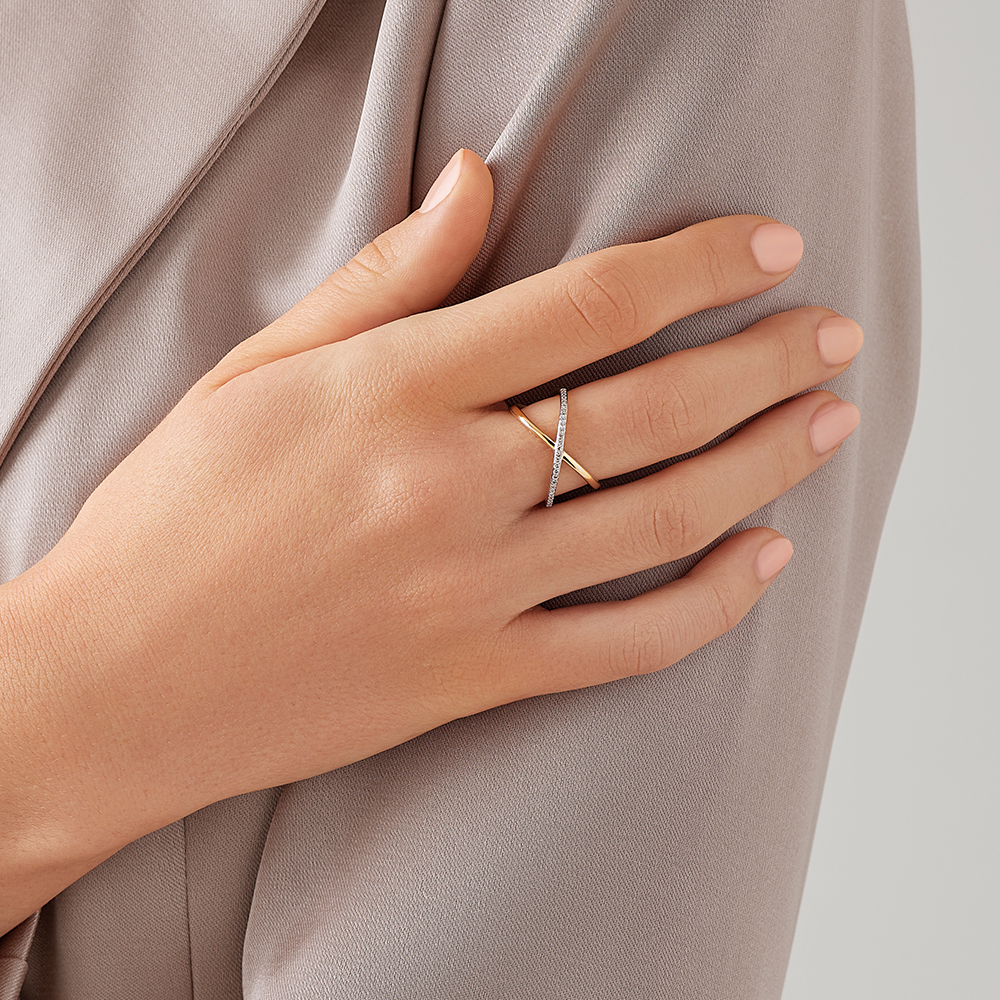 Bague entrecroisée avec des diamants en or jaune 10 kt