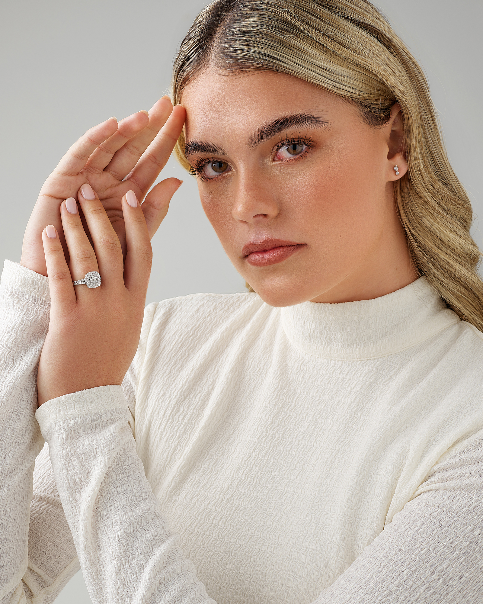 Bague halo de diamants taille coussin de 0,65 carat en or blanc 10 kt