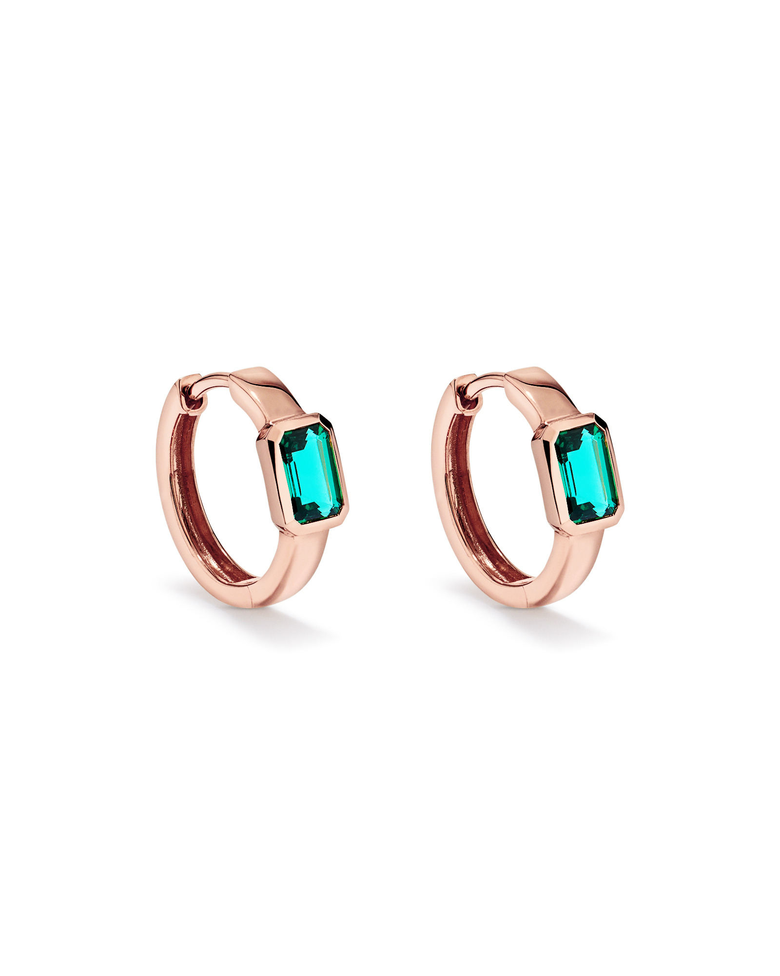 Création de boucles d’oreilles Huggie en lunette émeraude en or rose 10 carats