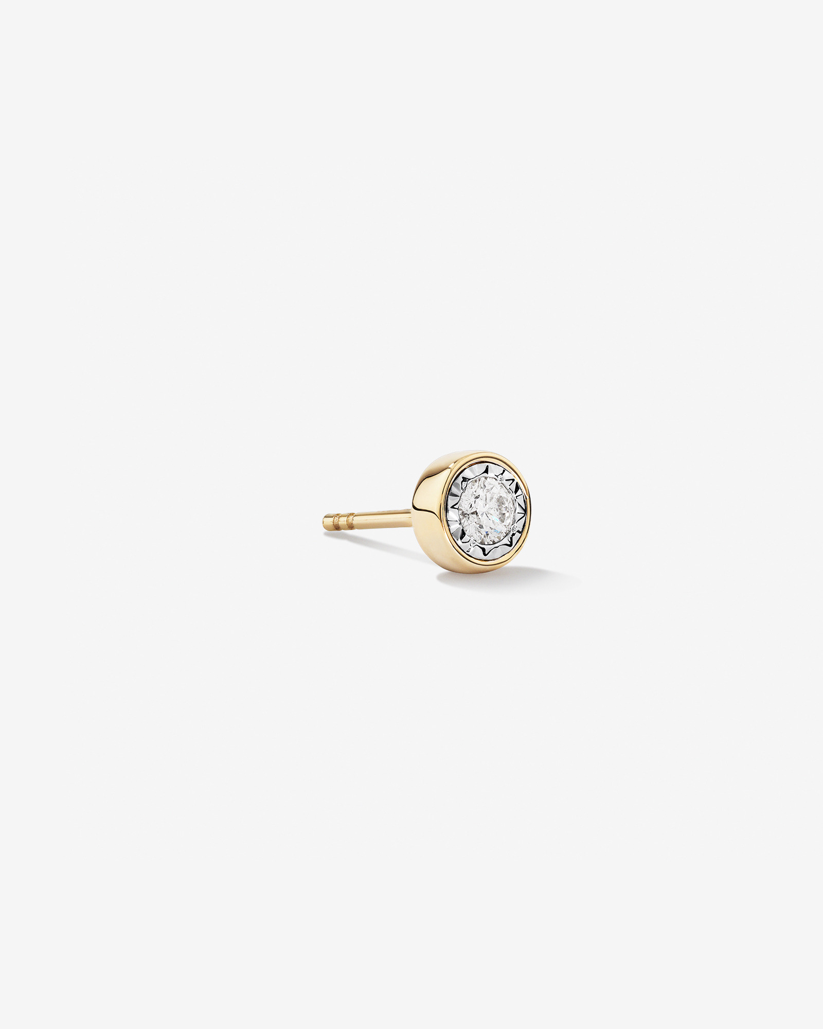 Bouton d'oreille unique à solitaire en or jaune 10 K avec diamants totalisant 0,10 ct