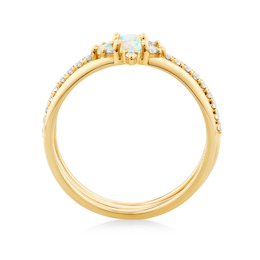 Trio de bagues en or jaune 10 K avec opale et diamants totalisant 0,18 ct