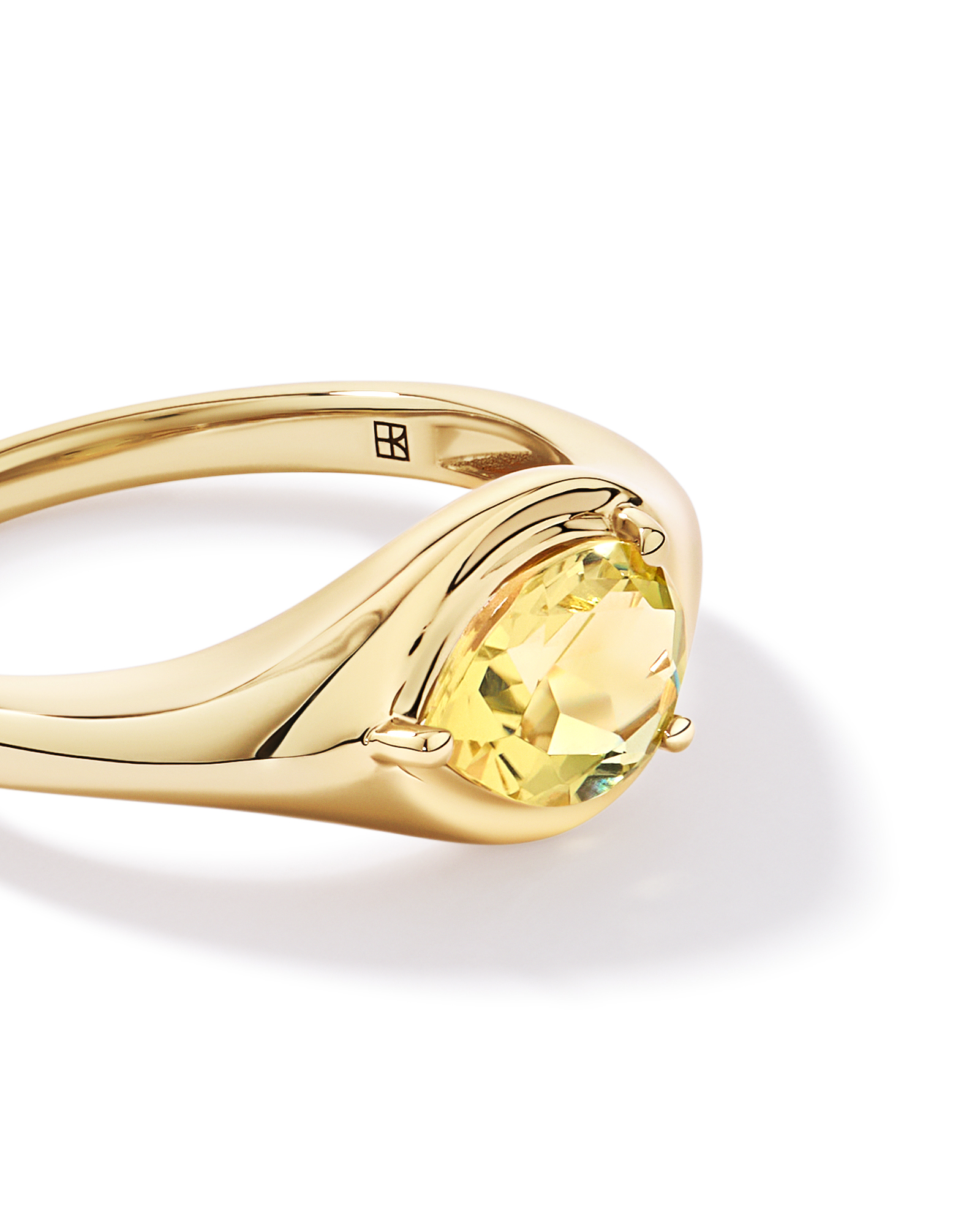 Anneau serti en quartz citron taillé poire d’est ouest or jaune 10 carats