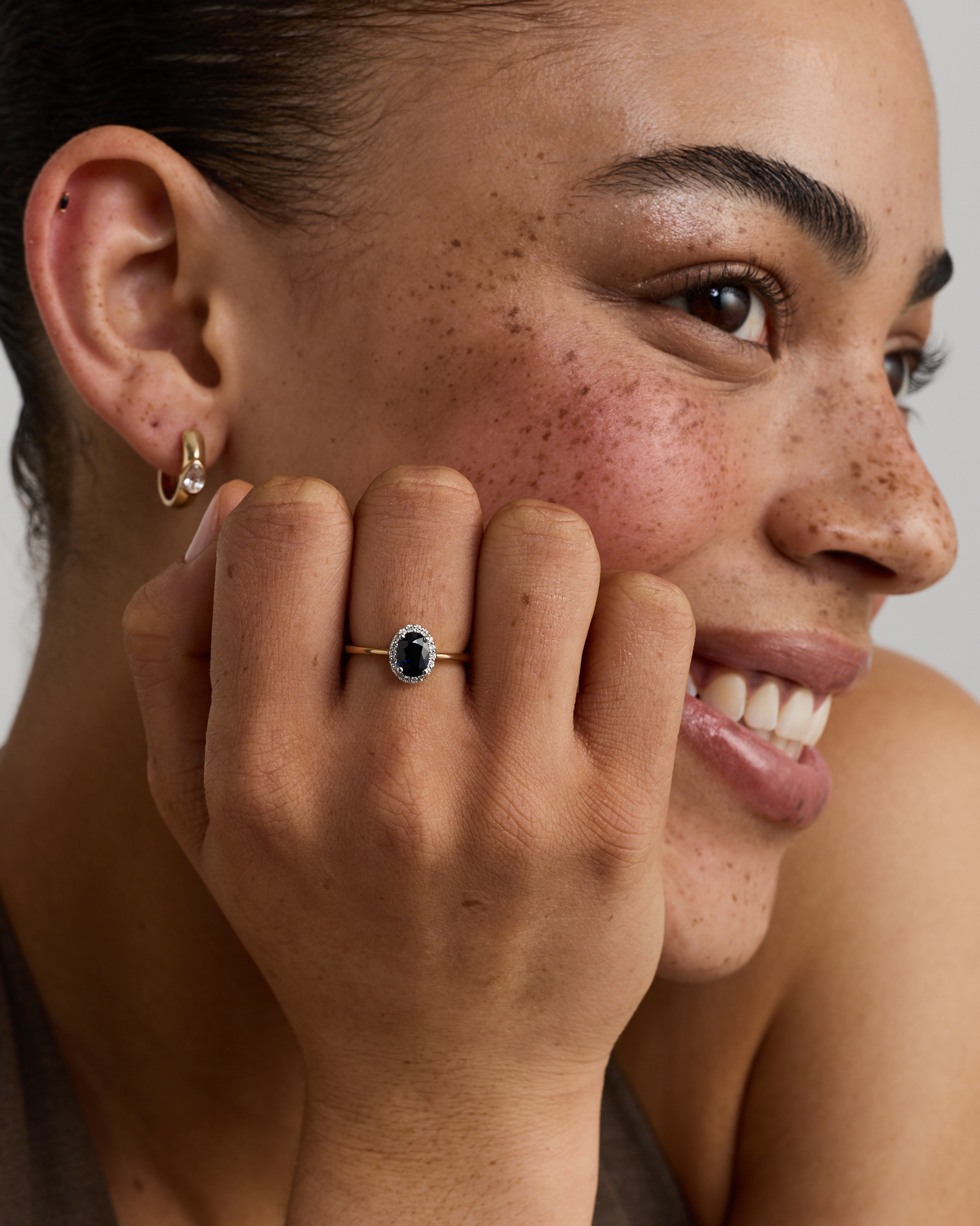 Bague De Fiançailles En Or Jaune Et Blanc 10 Carats Avec Pierre Précieuse Saphir Bleu Taille Ovale Halo Diamants 0,10 Carat Poids Total