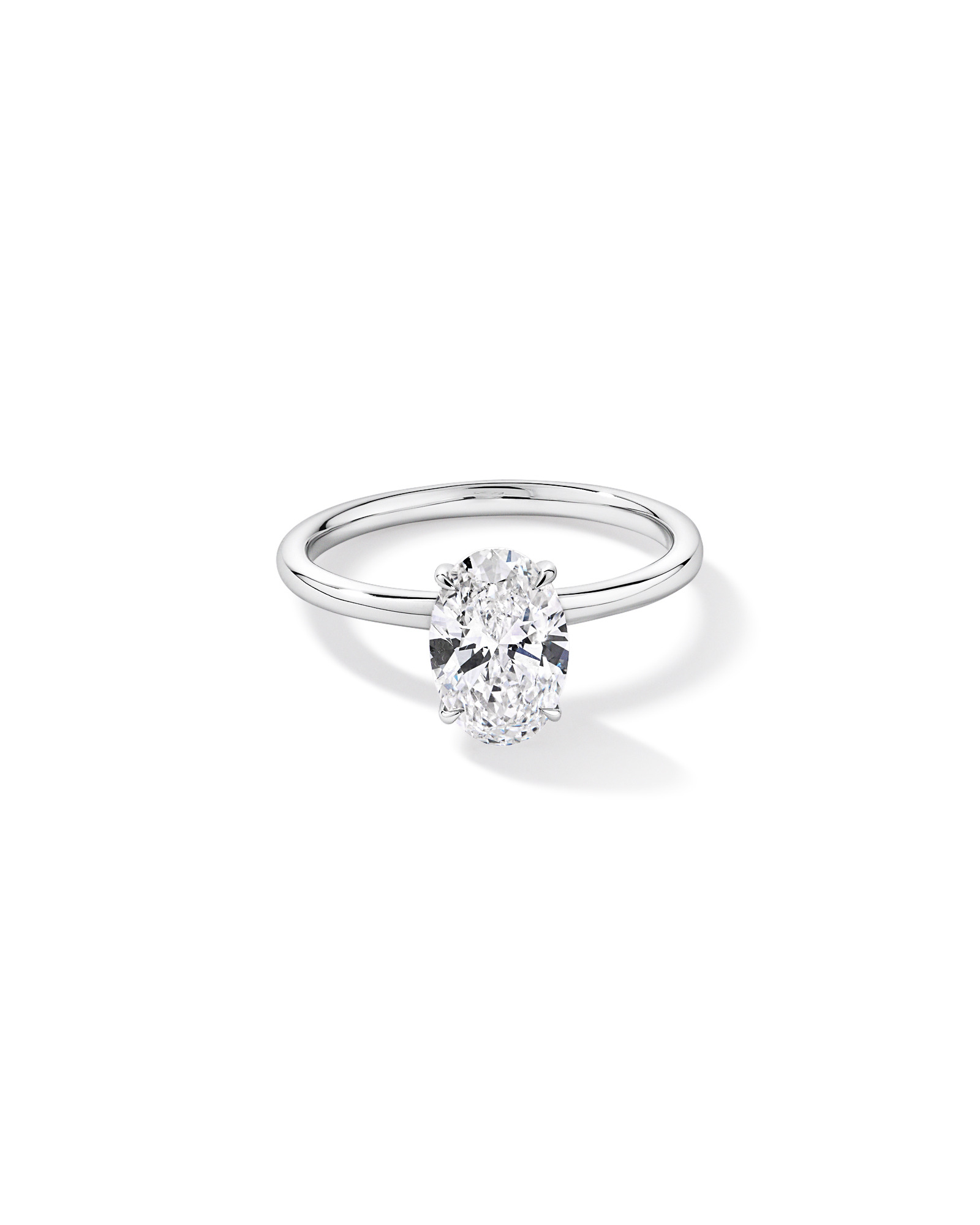 Bague solitaire en or blanc 14 carats sertie d'un diamant ovale de synthèse 1,57 carat