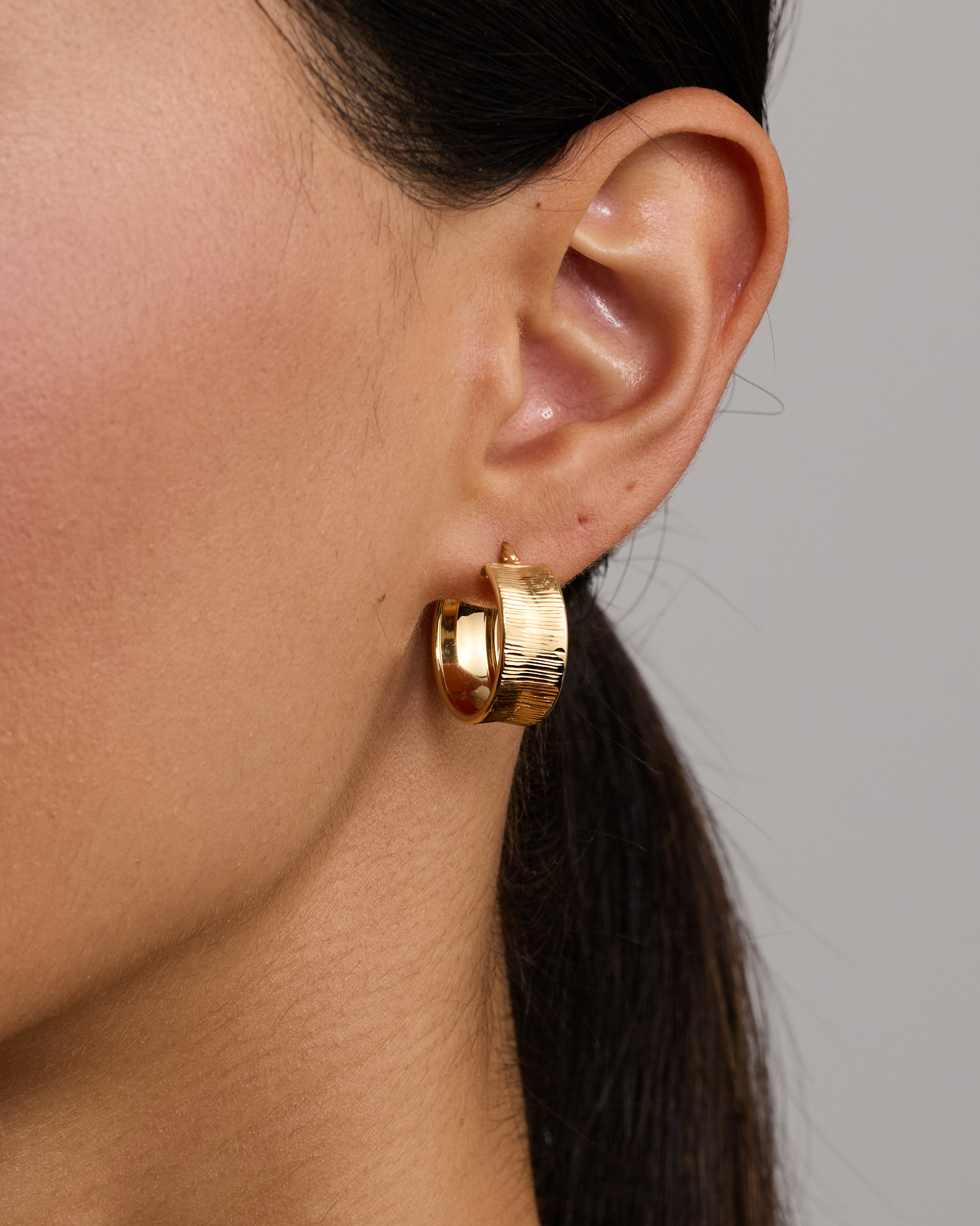 Textured Hoop Earrings in 18Kt Vermeil