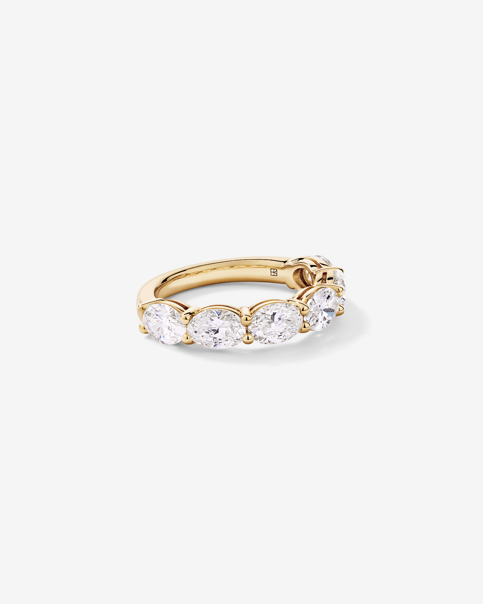 Alliance en or jaune 14 carats sertie d'un diamant ovale de synthèse 3,00