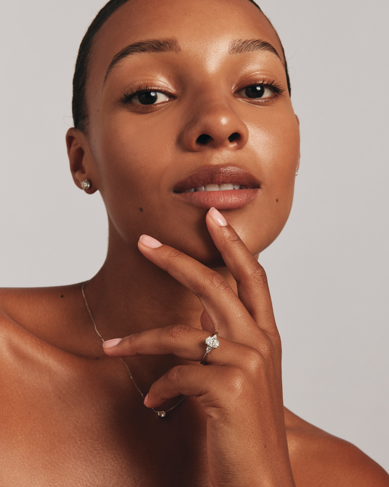 1,10 carat Poids Total Bague de Fiançailles à Trois Pierres en Ovale et Poire en Or Blanc 18kt