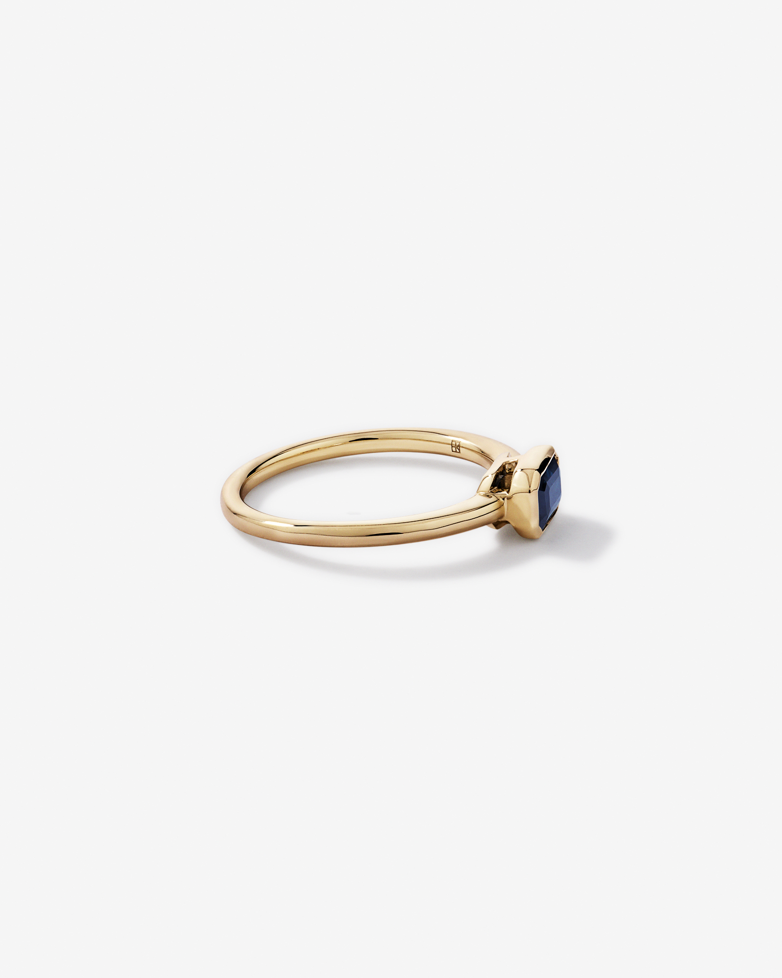 Bague sertie de lunette à lunettes émeraude en saphir australien or jaune 10 carats