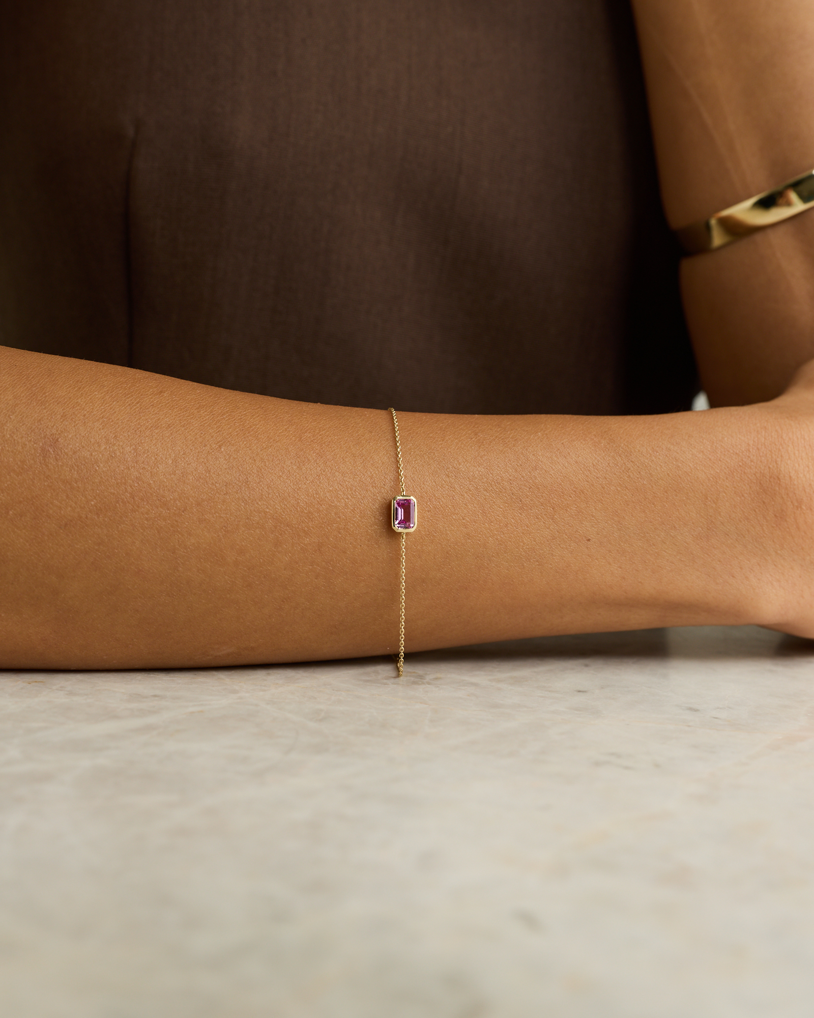 Bracelet à lunettes en saphir rose taillé émeraude en or jaune 10 carats