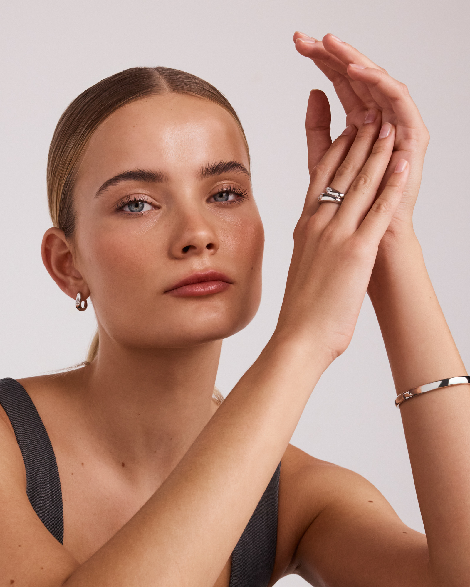 0,20 carat TW boucles d'oreilles créoles avec diamants de laboratoire taille poire en argent sterling