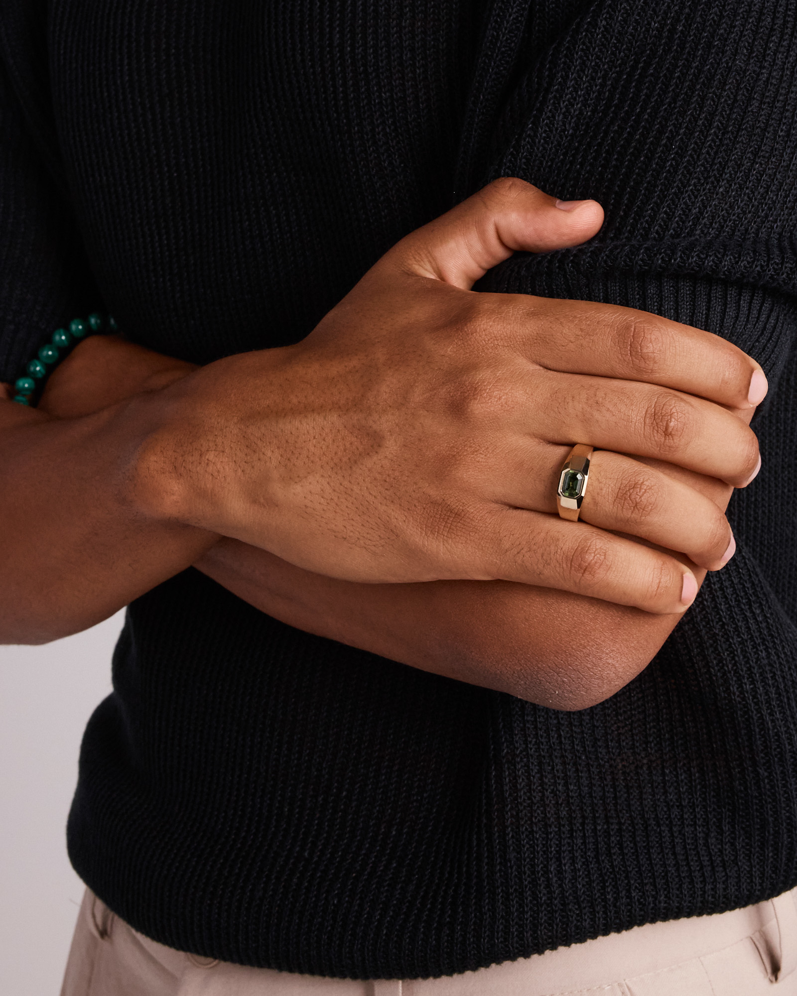 Bague Solitaire Pour Homme Avec Pierre De Saphir Vert Sertie Clos En Or Jaune 10Kt