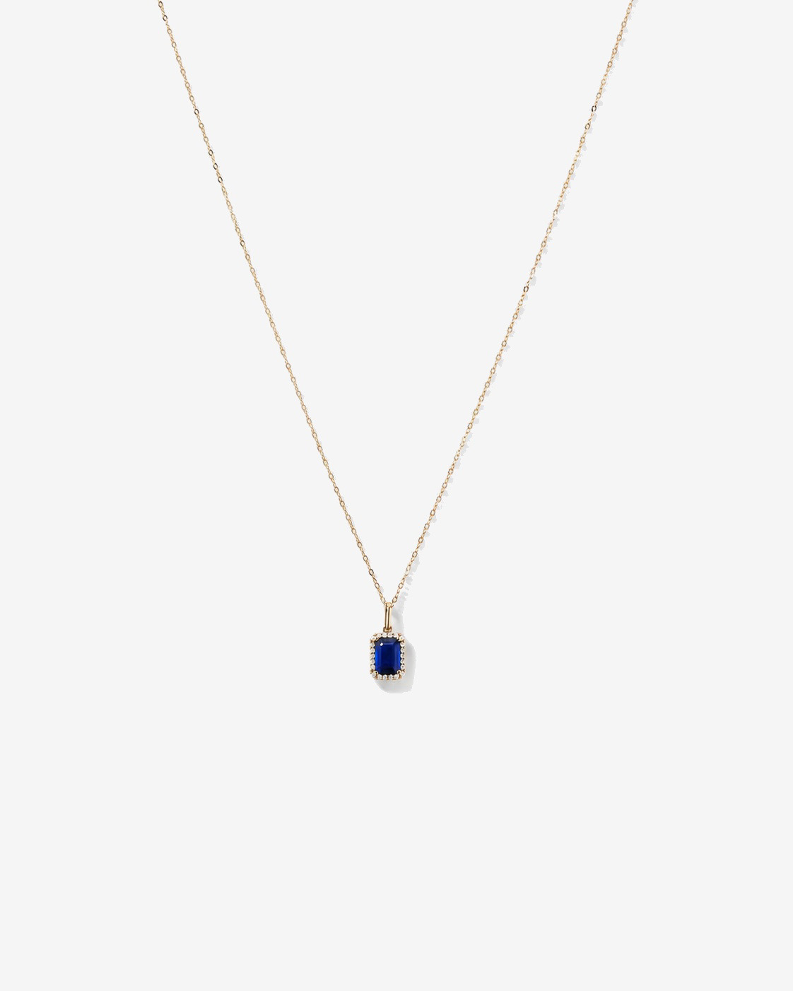 Pendentif halo Saphir créé taille émeraude avec diamants et chaîne en or jaune 10 ct