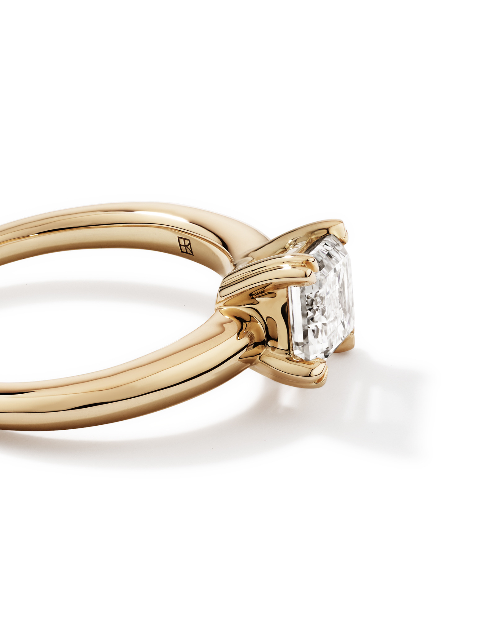 Bague de fiançailles en or jaune 14 carats, sertie d'un diamant taille émeraude East West de 2,00 carats, taille émeraude, cultivé en laboratoire