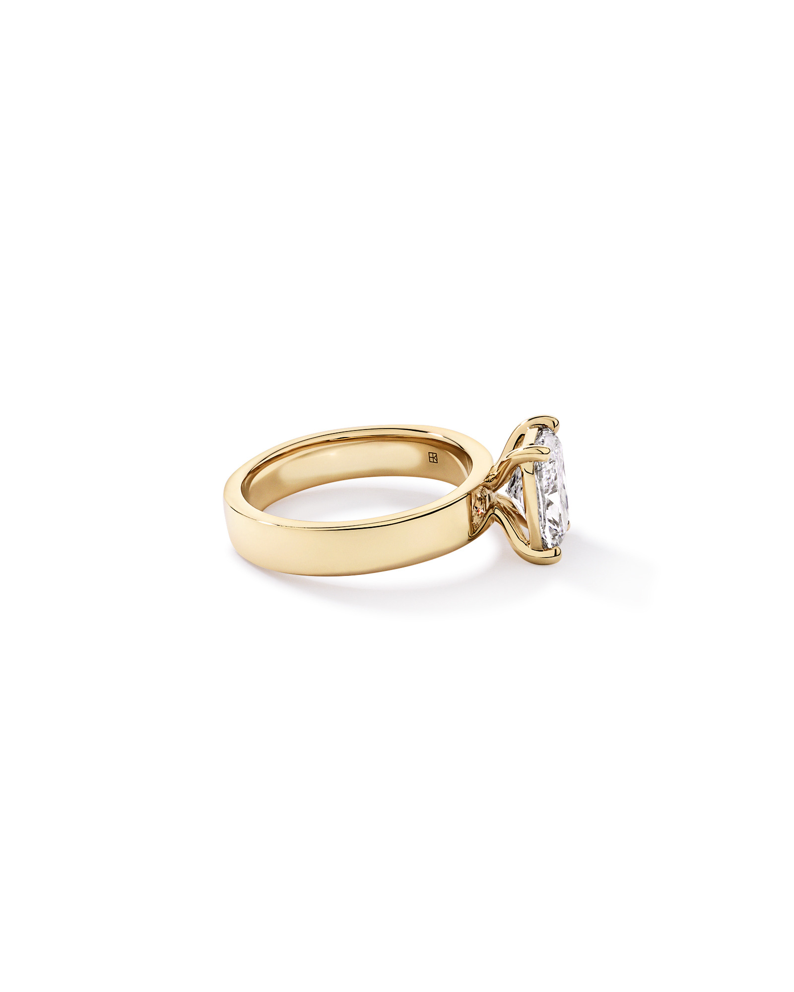 Bague solitaire en or jaune 14 carats sertie d'un diamant de laboratoire taille coussin allongé 2,00