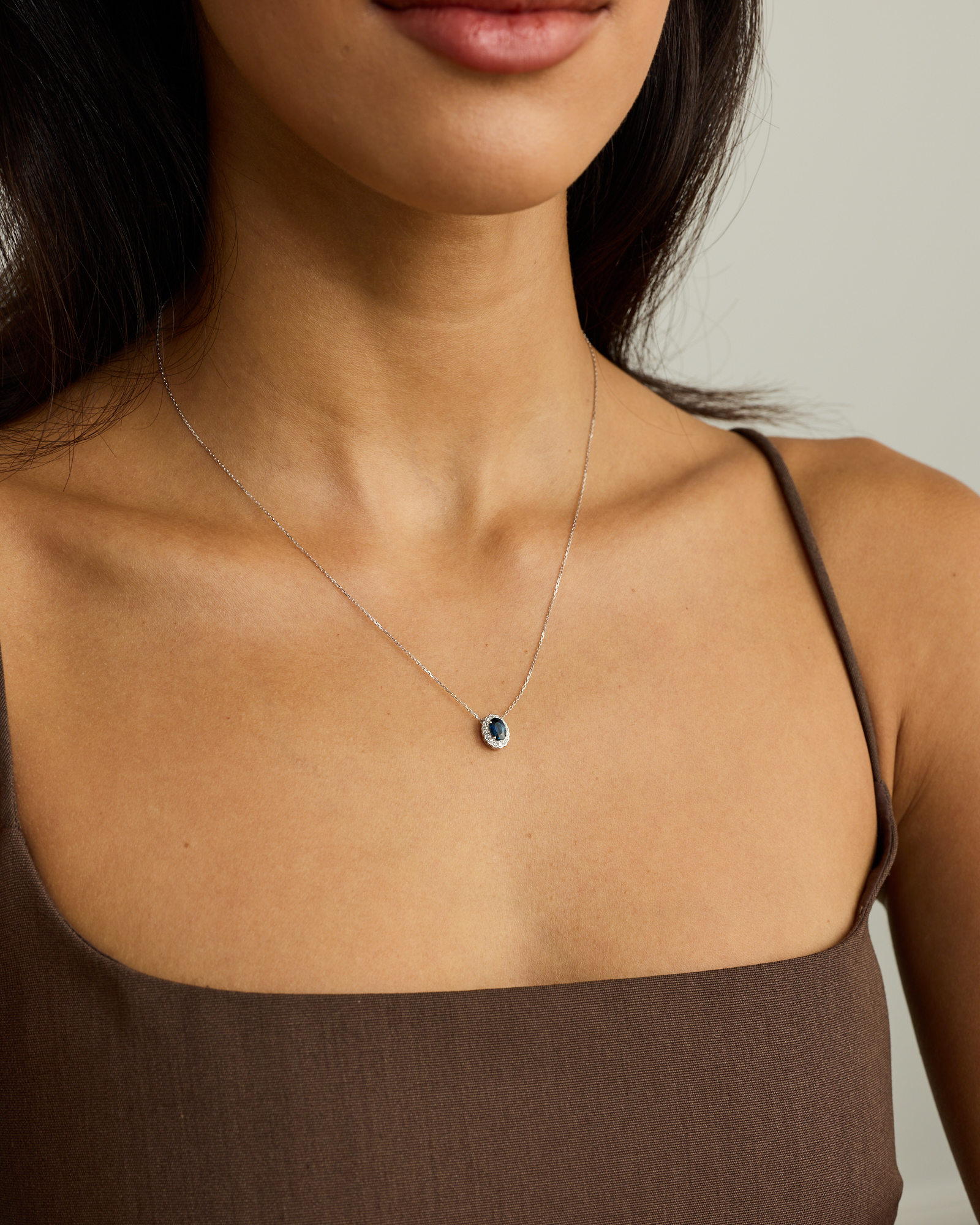 Collier halo en diamant TW en saphir australien et 0,09 carat en or blanc 10 carats