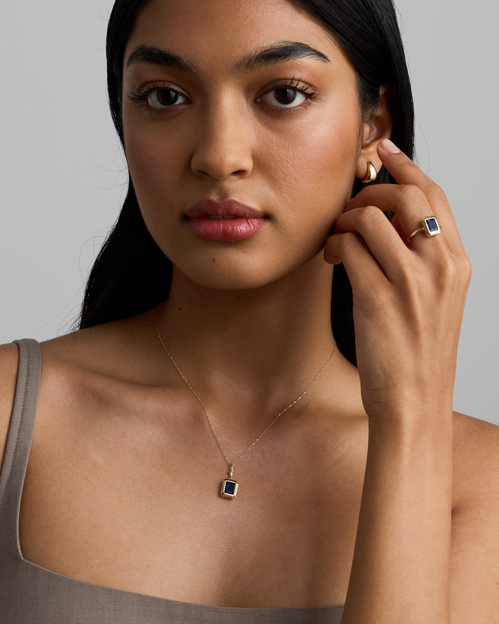 Bague en or jaune 10 carats sertie d'un saphir synthétique taille émeraude