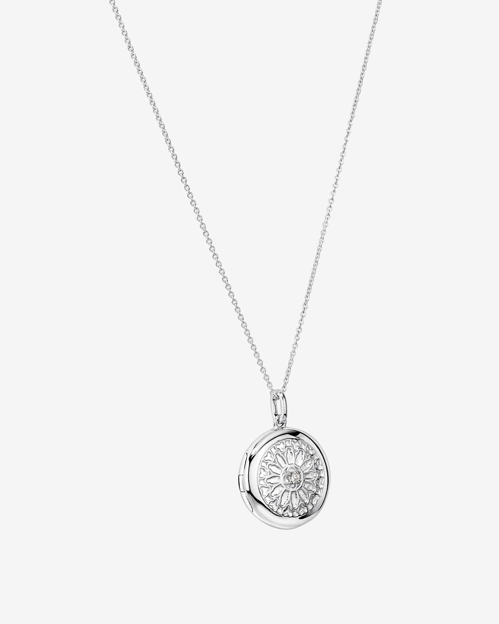 Médaillon rond gravé en argent sterling avec accent de diamant accompagné d'une chaîne