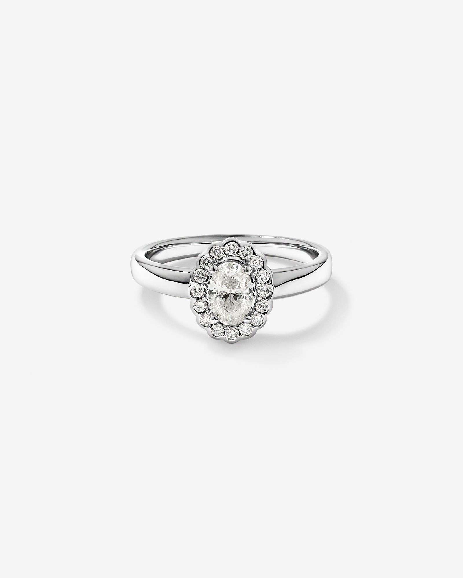 Bague en or blanc 14 carats avec diamant ovale (0,60 carat au total) et entourage floral