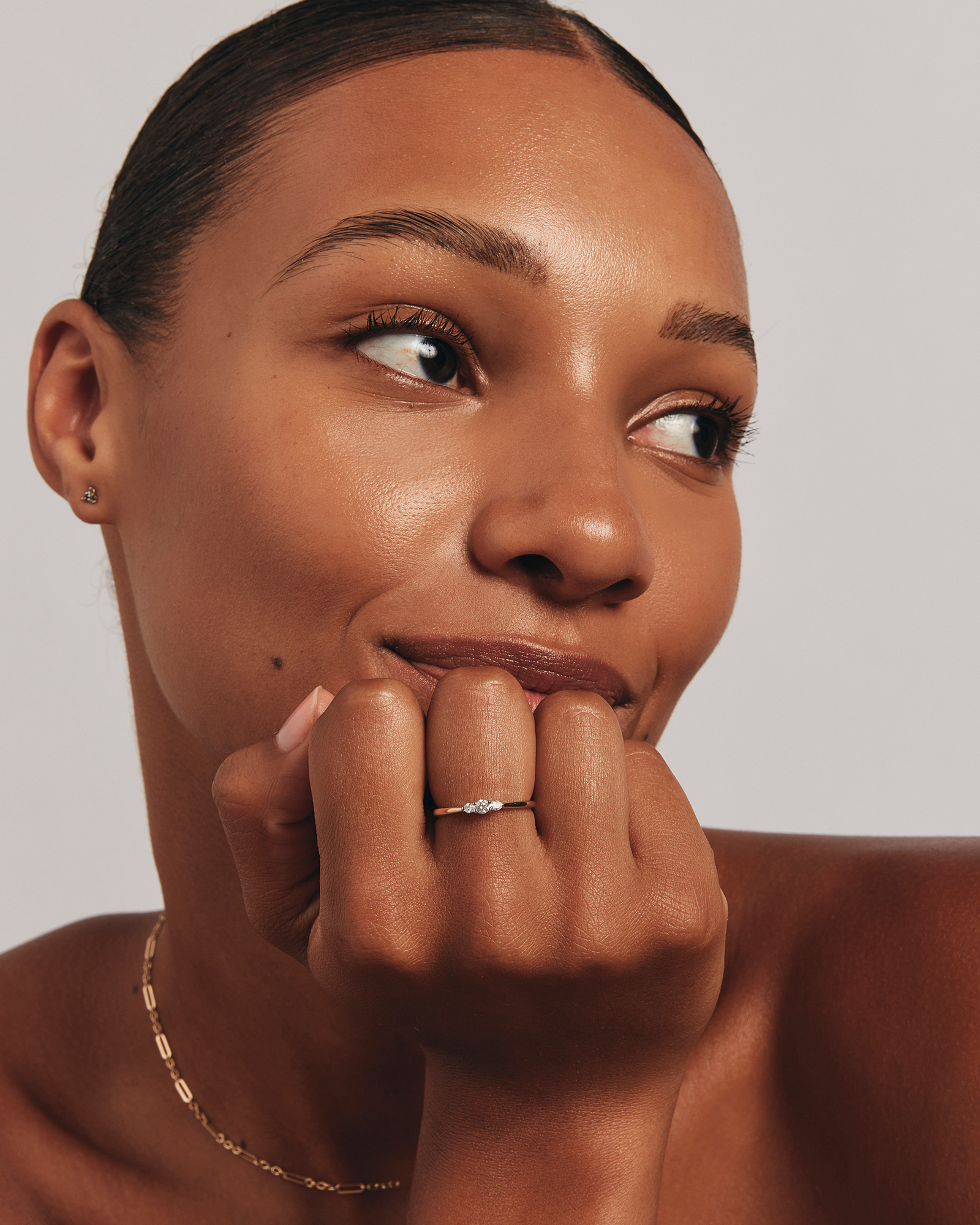 Bague de promesse en or jaune et blanc 10 carats, ornée de trois diamants taille brillant et ovale de 0,15 carat TW
