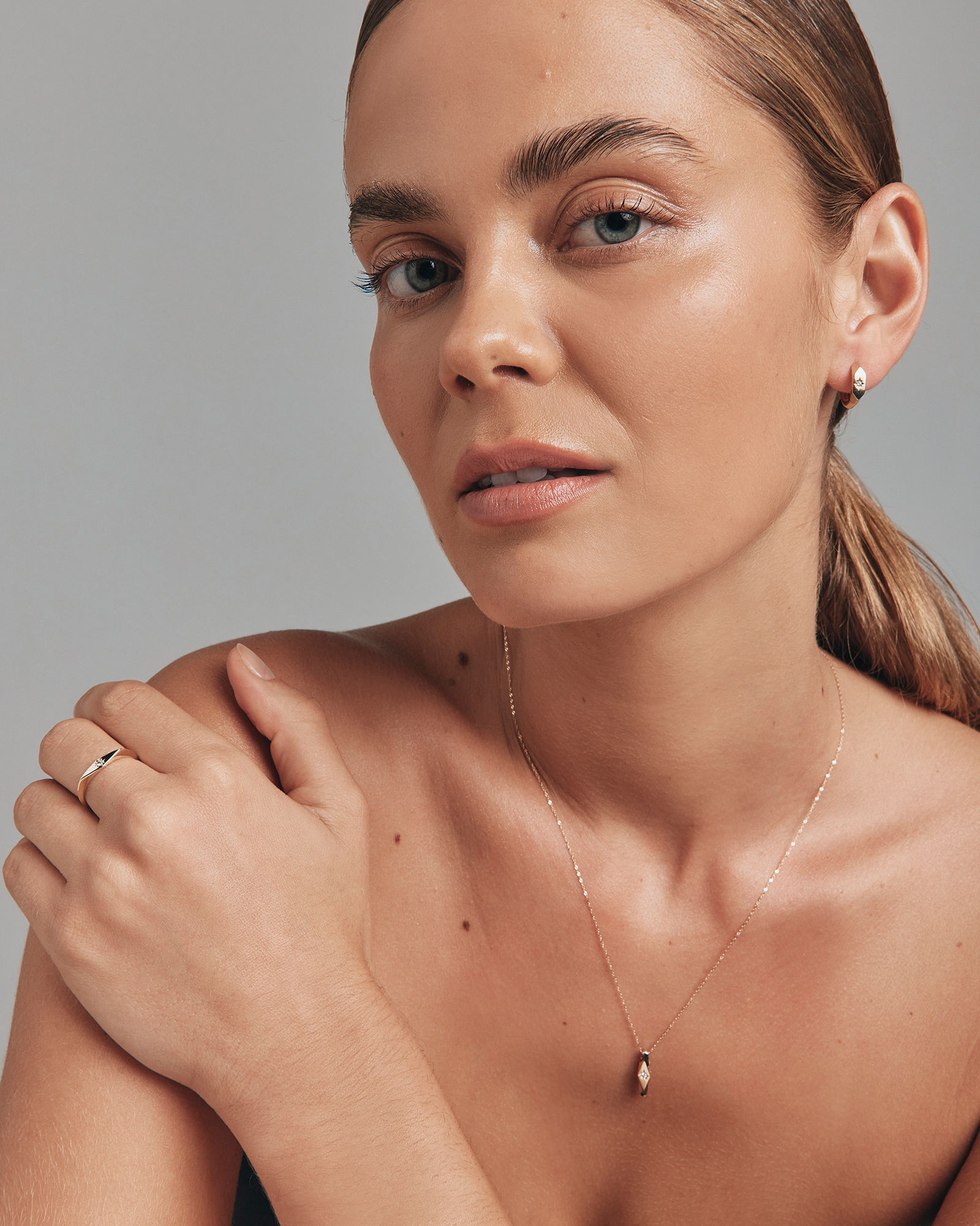 Bague chevalière étroite avec accent d'étoile en diamant en or jaune 10 carats