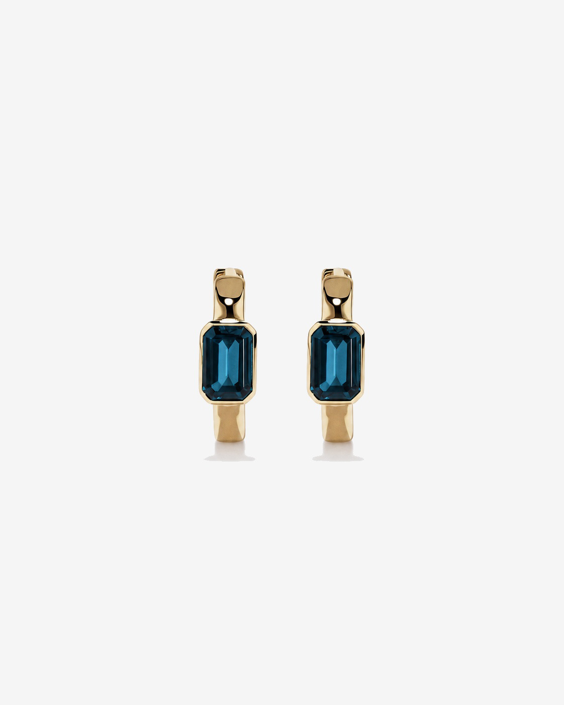 Boucles d'oreilles anneaux Topaze bleu London serties clos en or jaune 10 ct