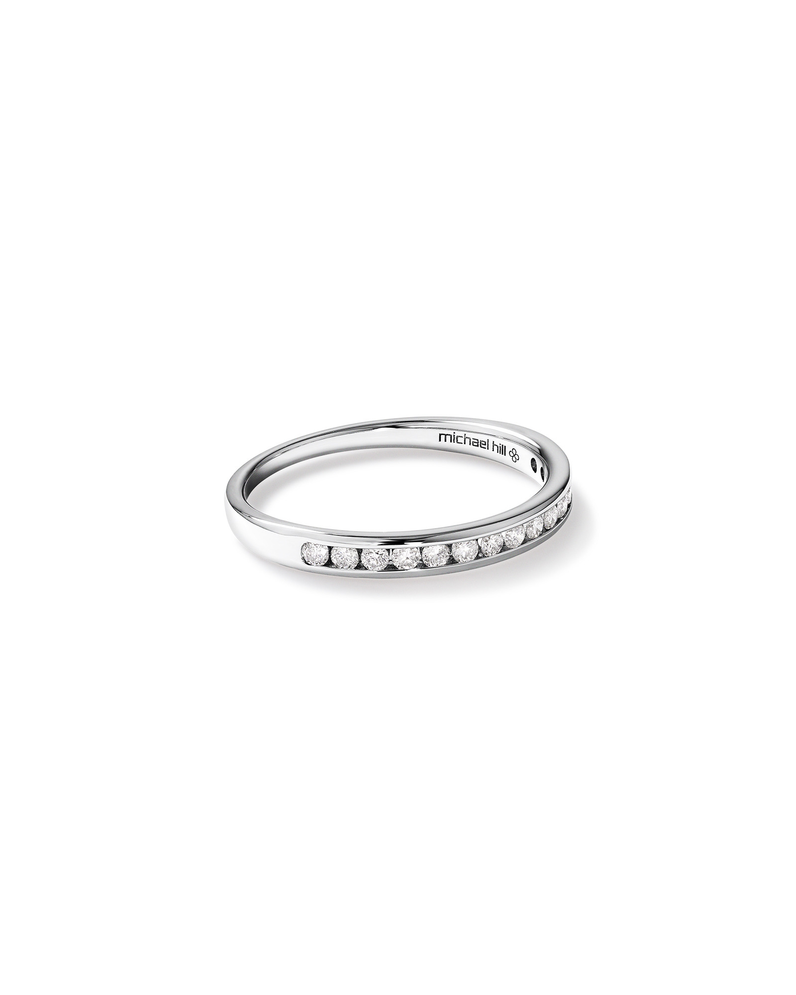 Alliance en or blanc 14 K avec diamants totalisant 0,25 ct