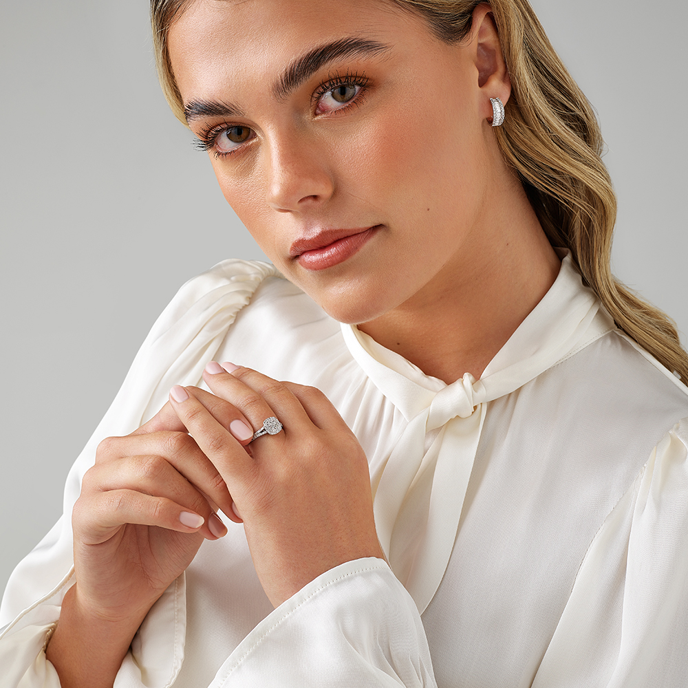 Bague halo de diamants taille coussin de 0,30 carat en or blanc 10 kt