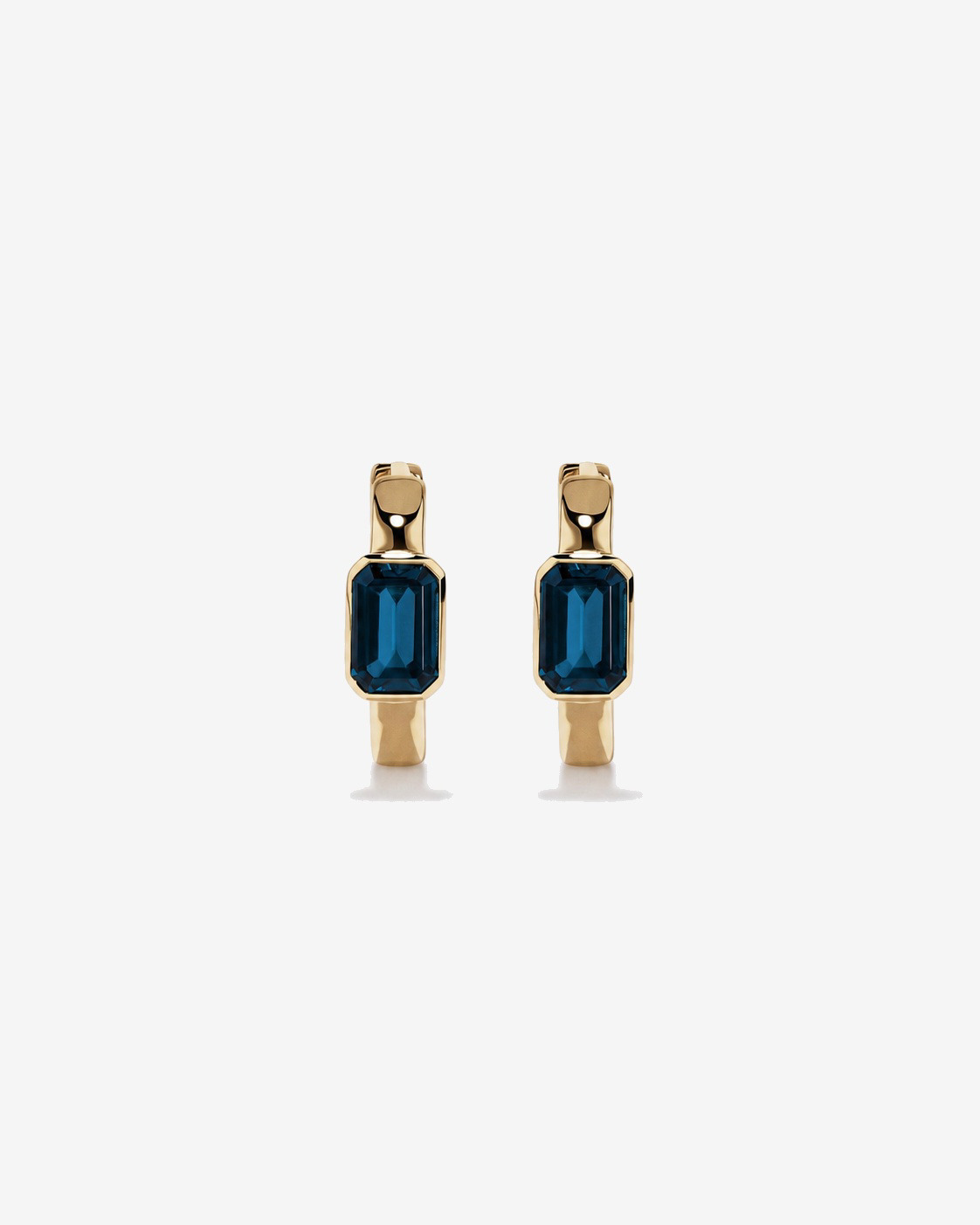 Boucles d'oreilles anneaux Topaze bleu London serties clos en or jaune 10 ct