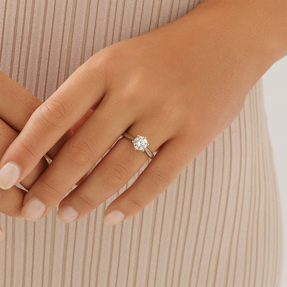 Bague de fiançailles solitaire certifiée avec un diamant de 1,50 carat TW en or blanc 14 carats