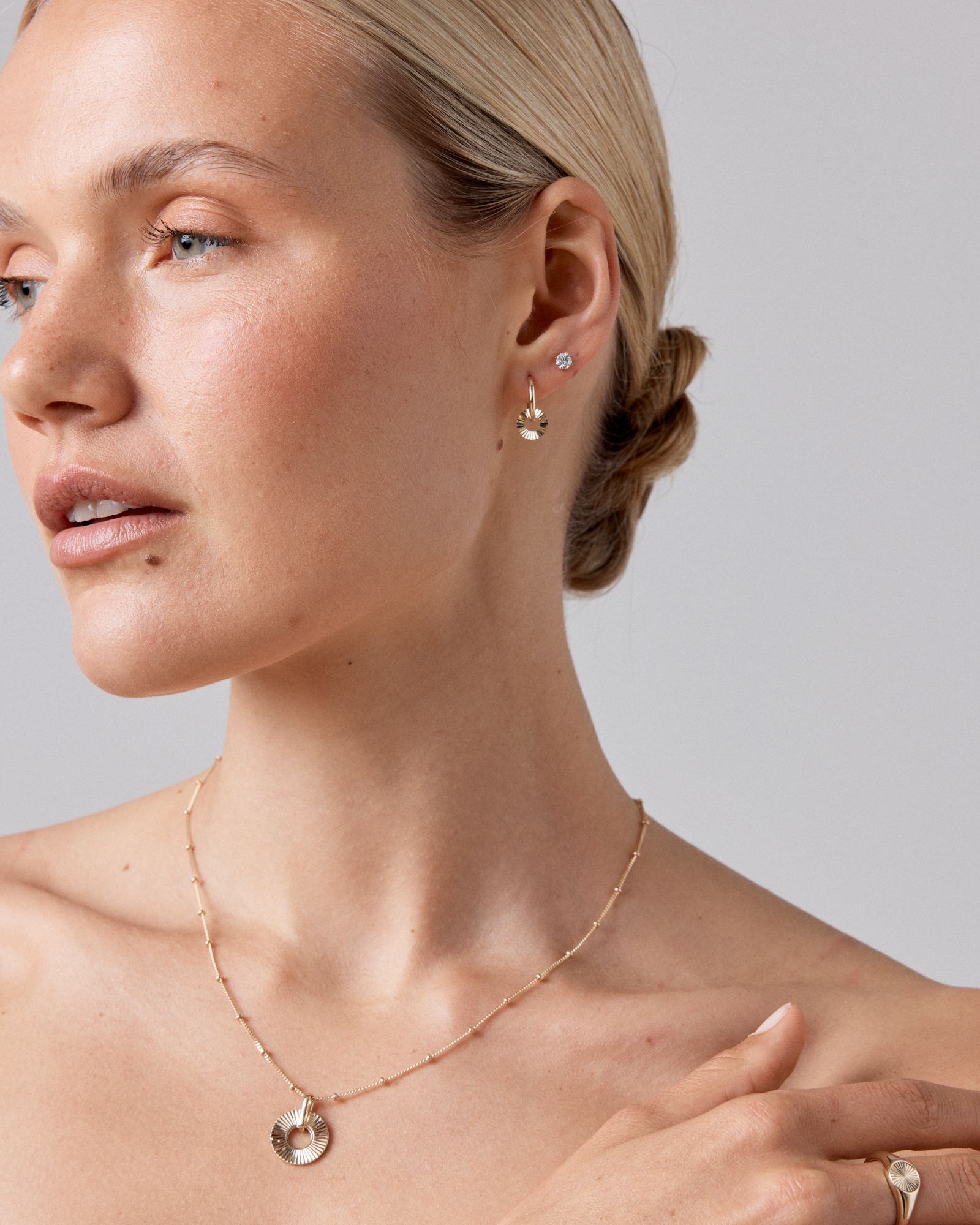 Collier pendentif cercle ouvert Sunray en or jaune 10 kt