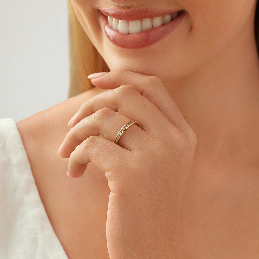 Alliance en or jaune 14 K avec diamants totalisant 0,34 ct