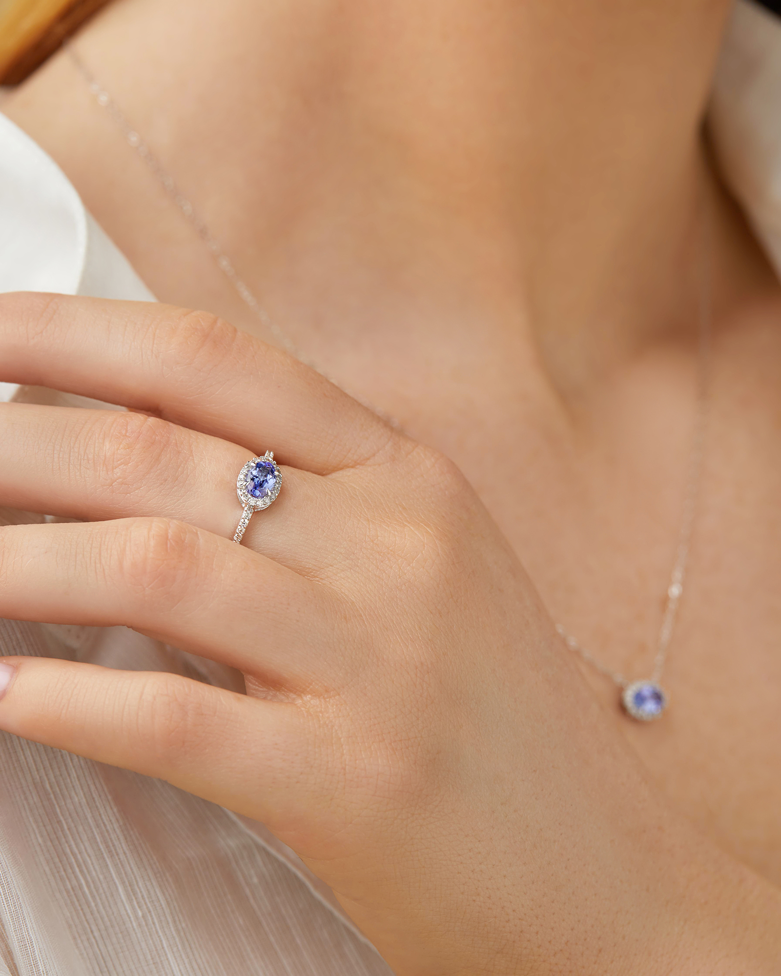 Bague à halo en or blanc 10 K avec tanzanite et diamants totalisant 0,15 ct