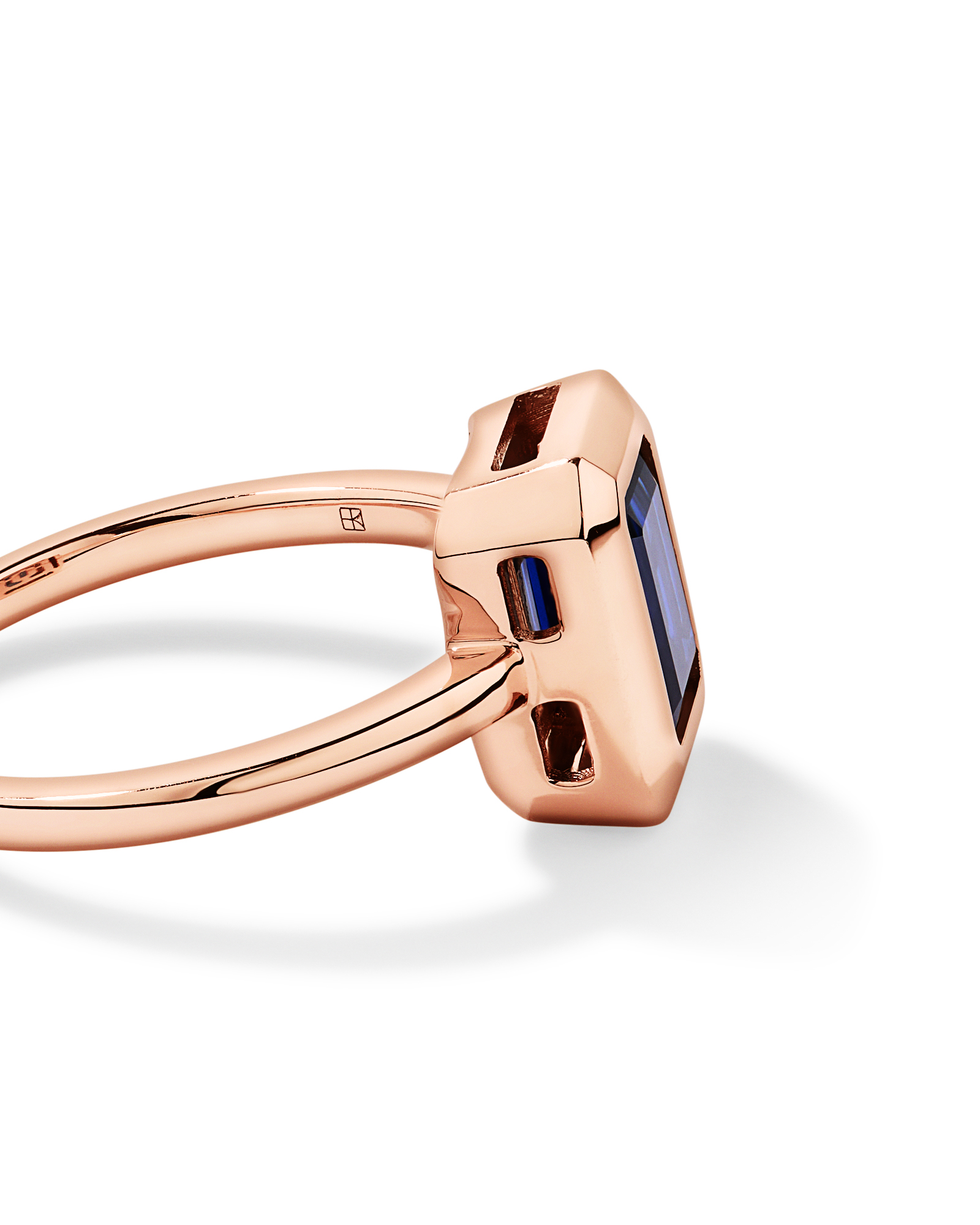 Bague en or rose 10 carats sertie d'un saphir synthétique taille émeraude.