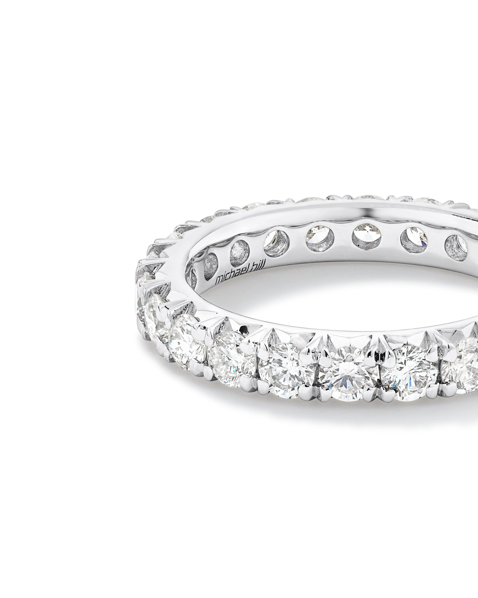 Alliance éternité en platine avec diamants totalisant 1,85 ct