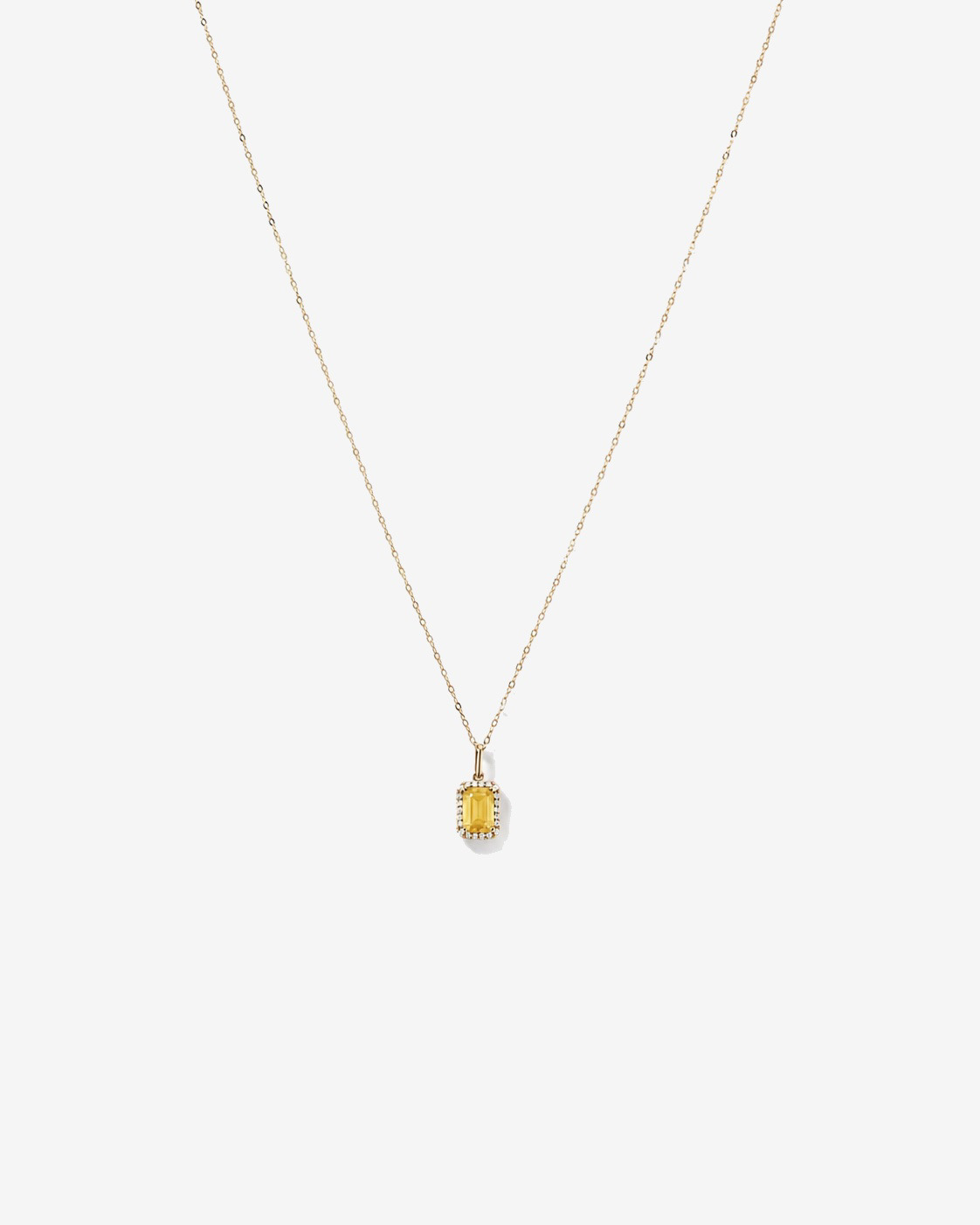 Pendentif avec chaîne en or jaune 10 carats : citrine taille émeraude et halo de diamants