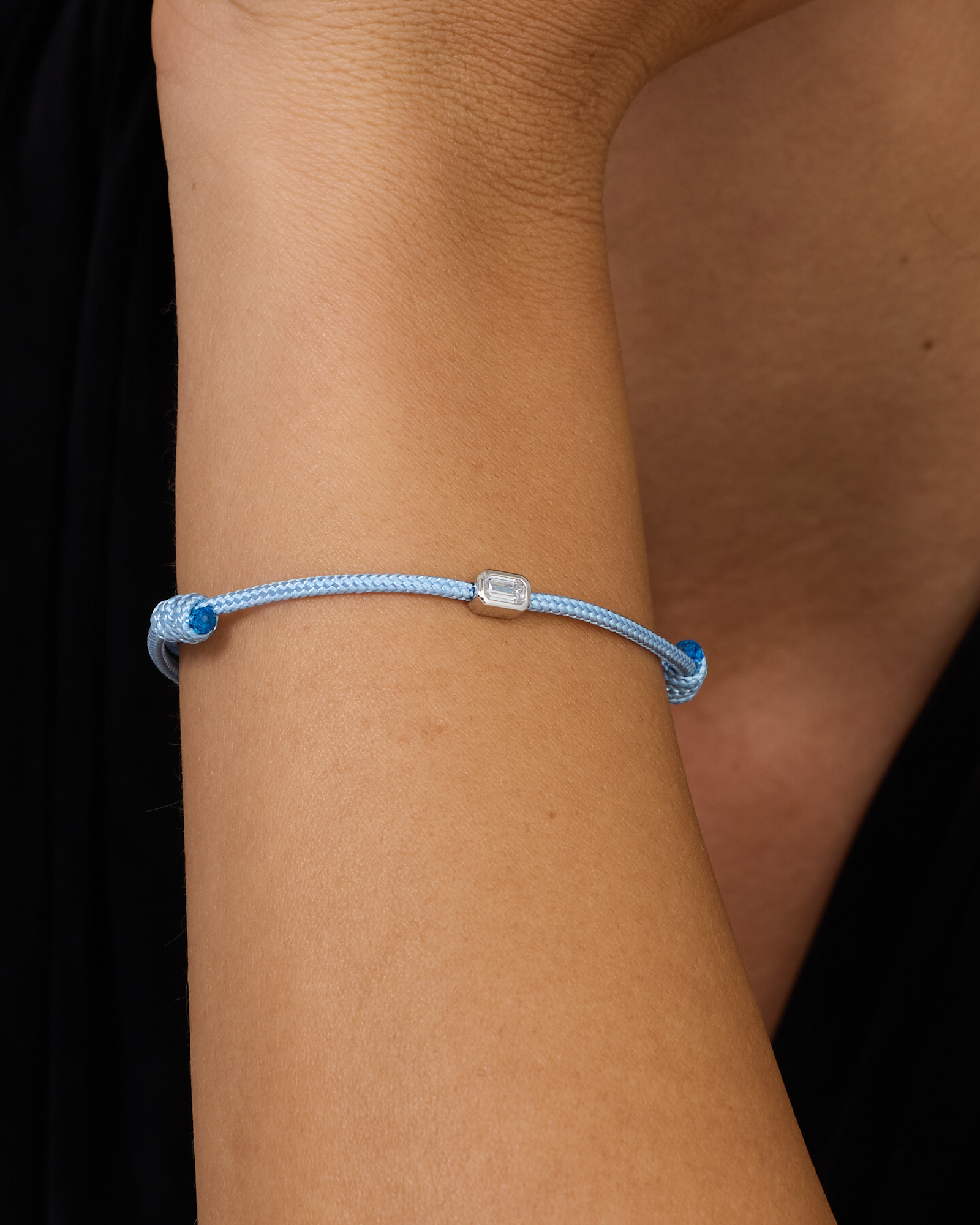 Bracelet en cordon en zircone cubique coupe émeraude en bleu froid