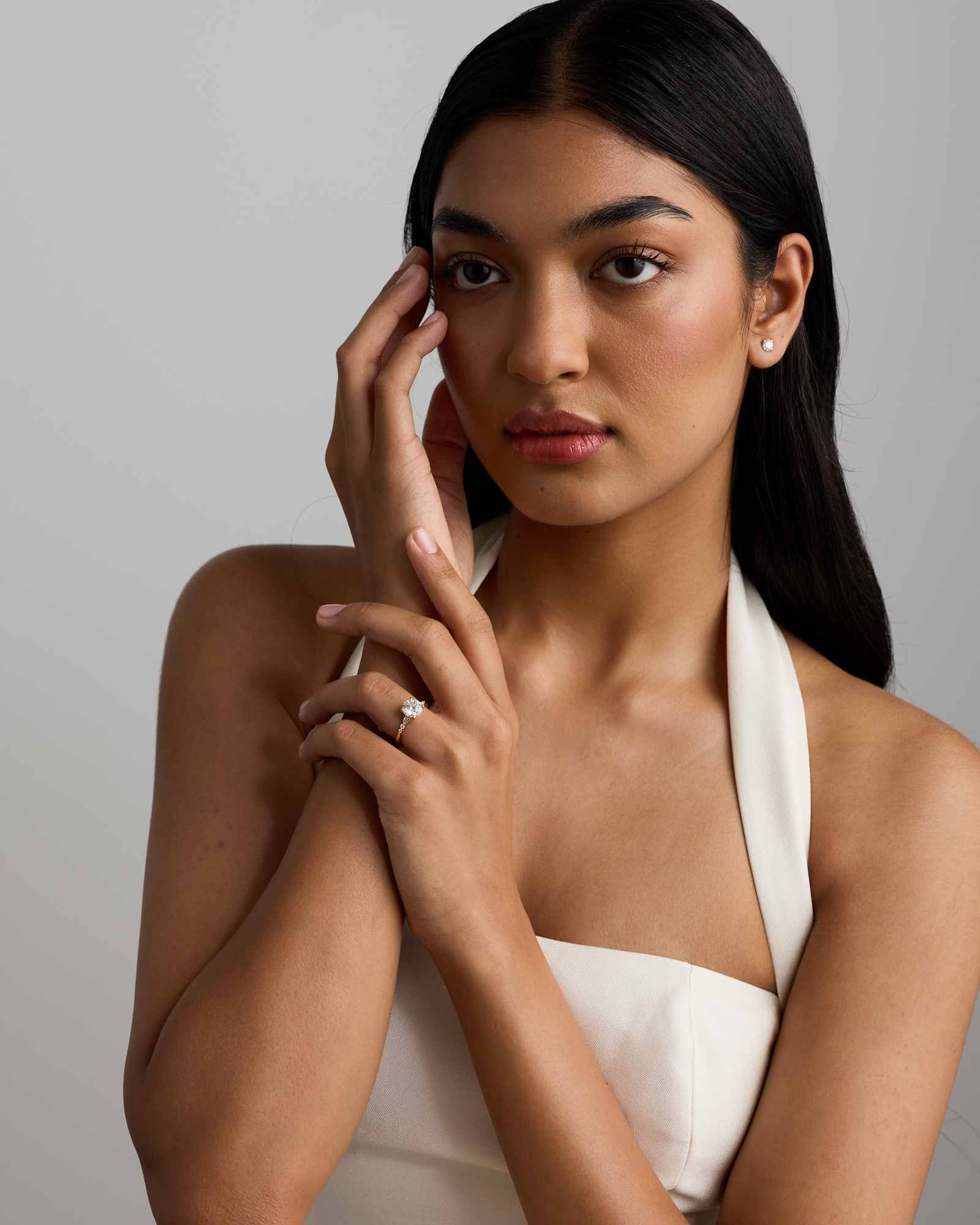 Bague en or jaune 14 carats sertie de diamants ronds brillants et poire synthèse d'un poids total 2,28 carats.