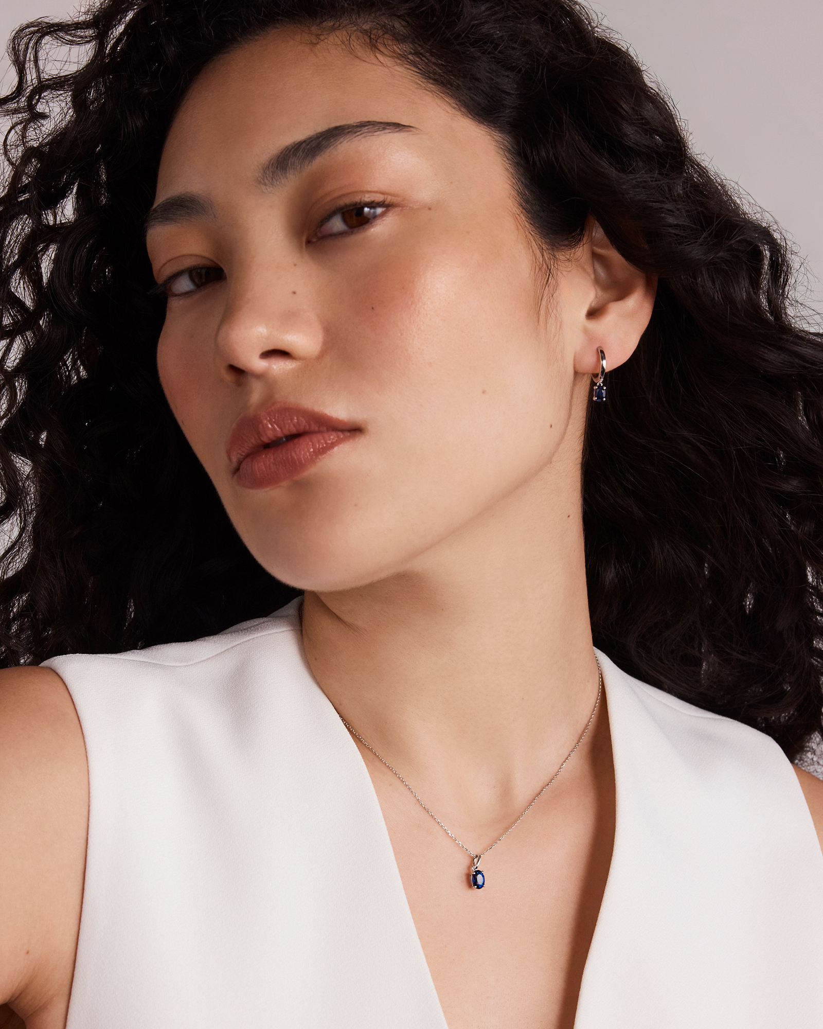 Ensemble En Argent Sterling Avec Boucles D’Oreilles Créoles Et Pendentif En Pierre De Saphir Synthétique Bleu Taille Ovale