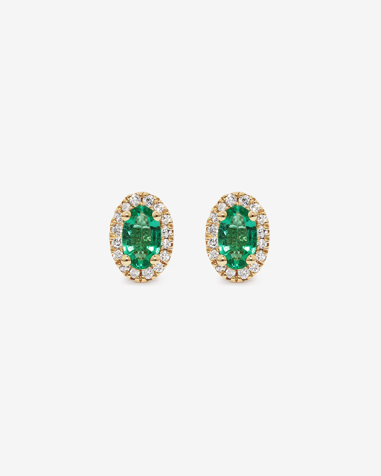 Boucles d'Oreilles Clous Halo en Pierre Précieuse Émeraude Verte Taille Ovale et 0,09 Carat TW Diamant en Or Jaune 10 kt