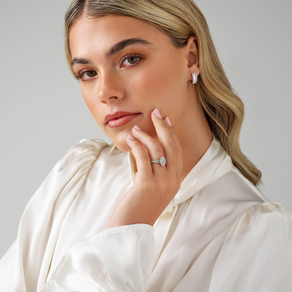 Bague halo de diamants ovales de 0,30 carat en or blanc 10 kt