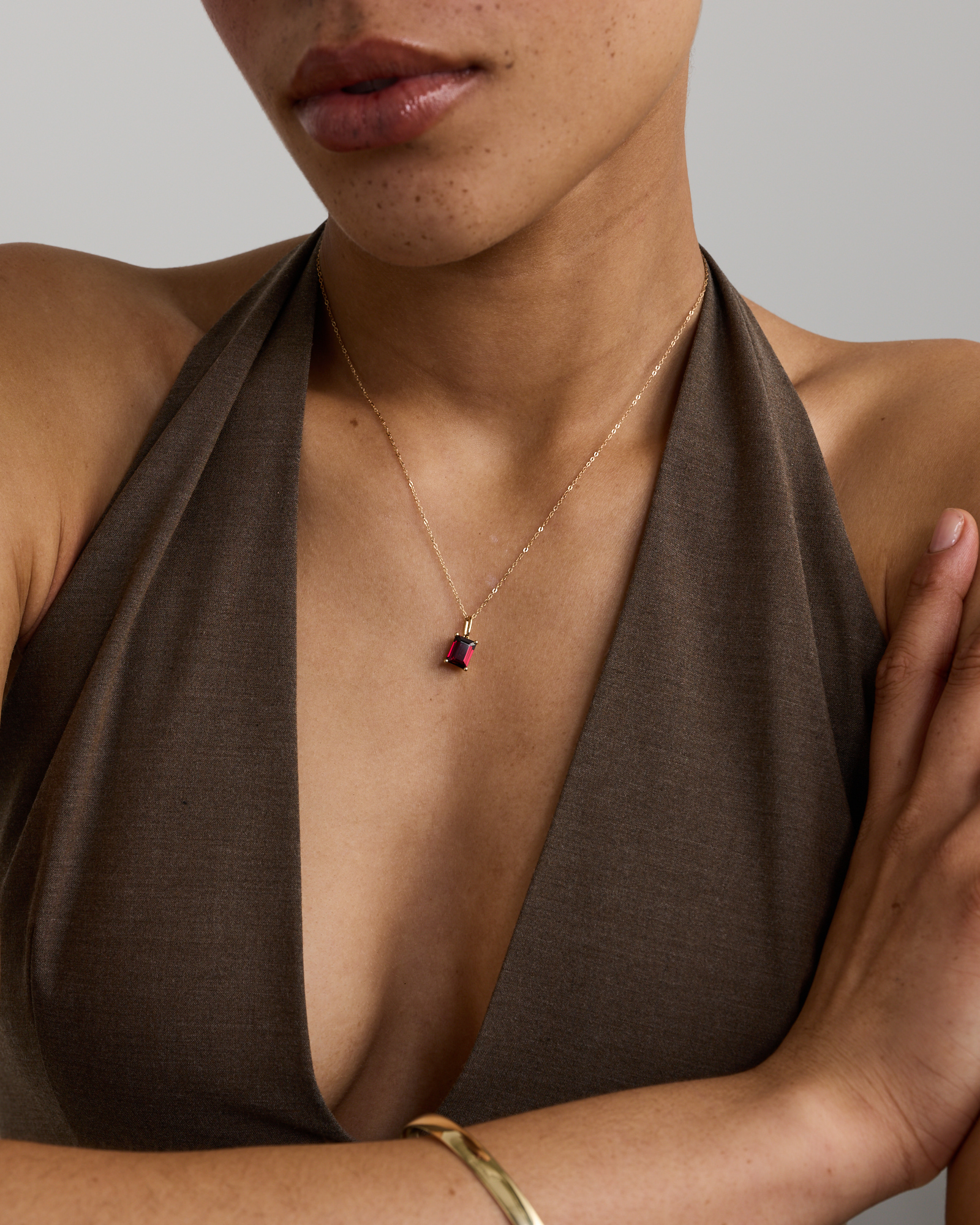 Collier Pendentif Avec Grenat Rouge Taille Émeraude En Or Jaune 10 Ct