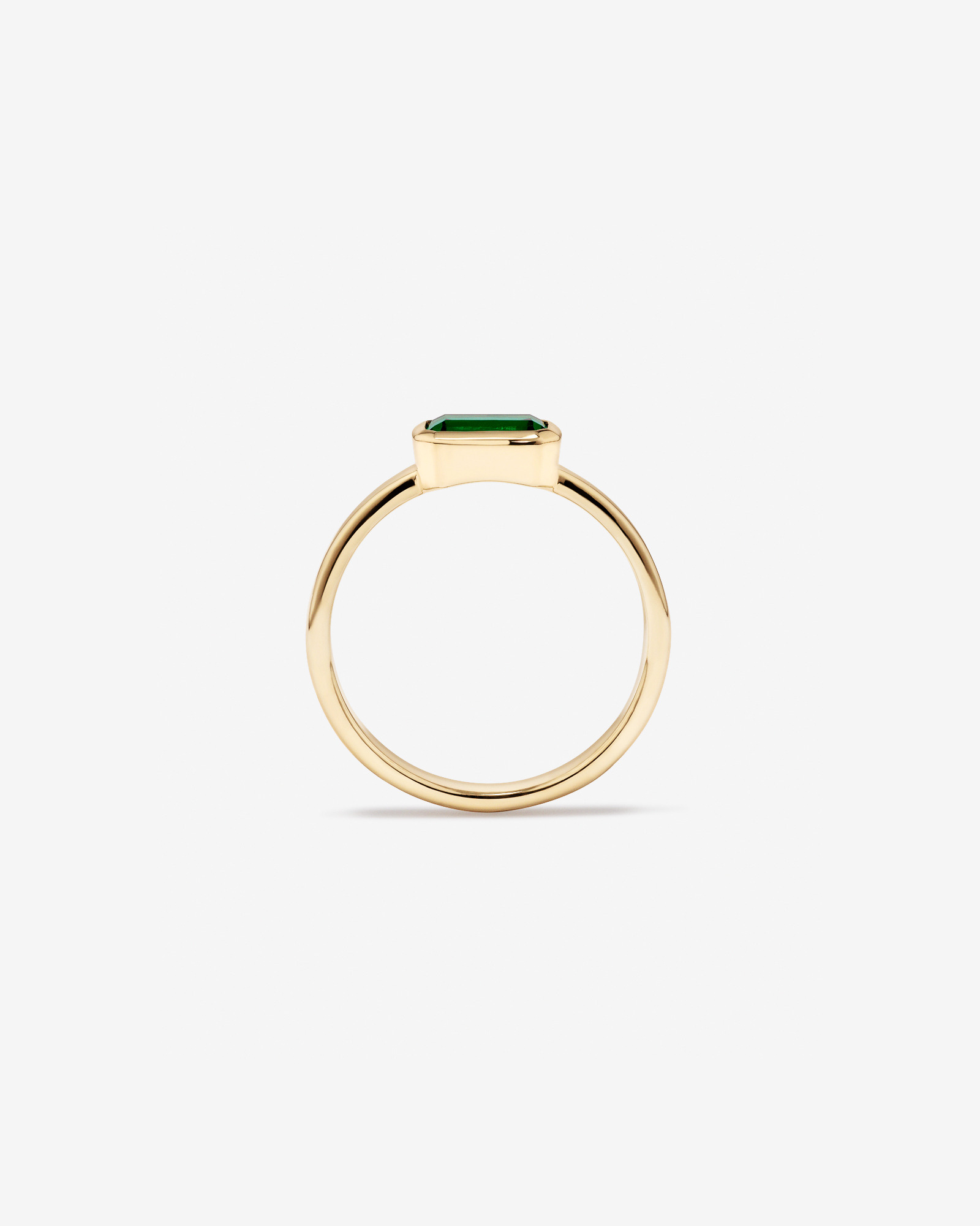 Bague avec émeraude créée en sertissage clos en or jaune 10 carats