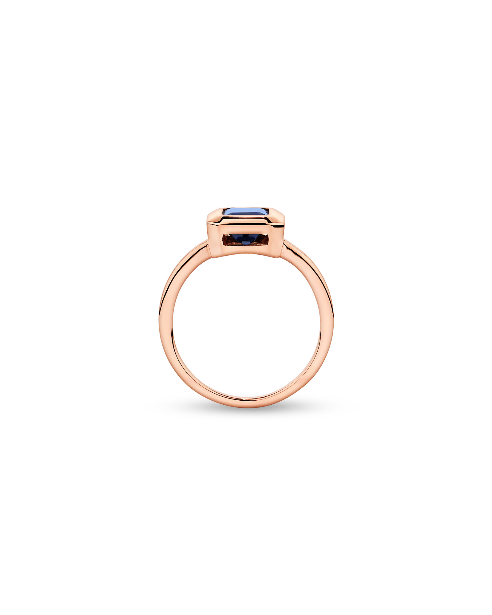 Bague en or rose 10 carats sertie d'un saphir synthétique taille émeraude.