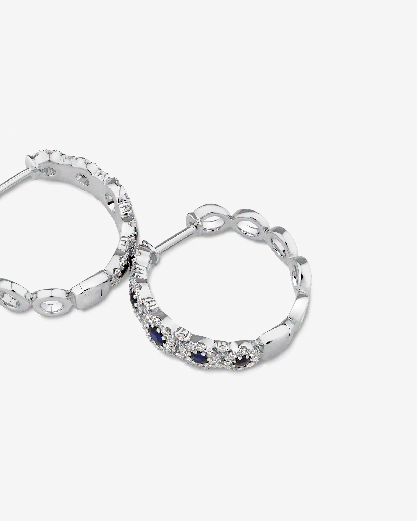 Anneaux courts à bulles en or blanc 14 K avec saphir et diamants totalisant 0,52 ct
