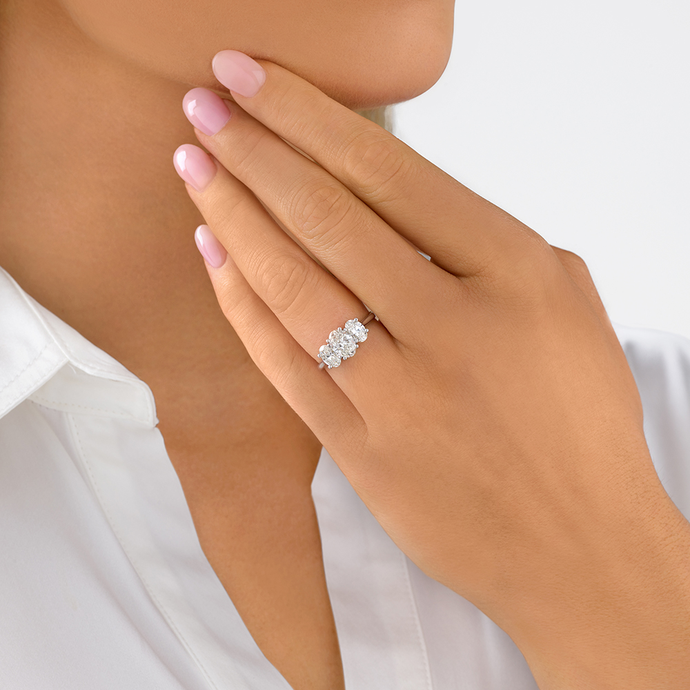 Bague en or blanc 14 K avec 3 diamants ovales créés en laboratoire totalisant 2 ct